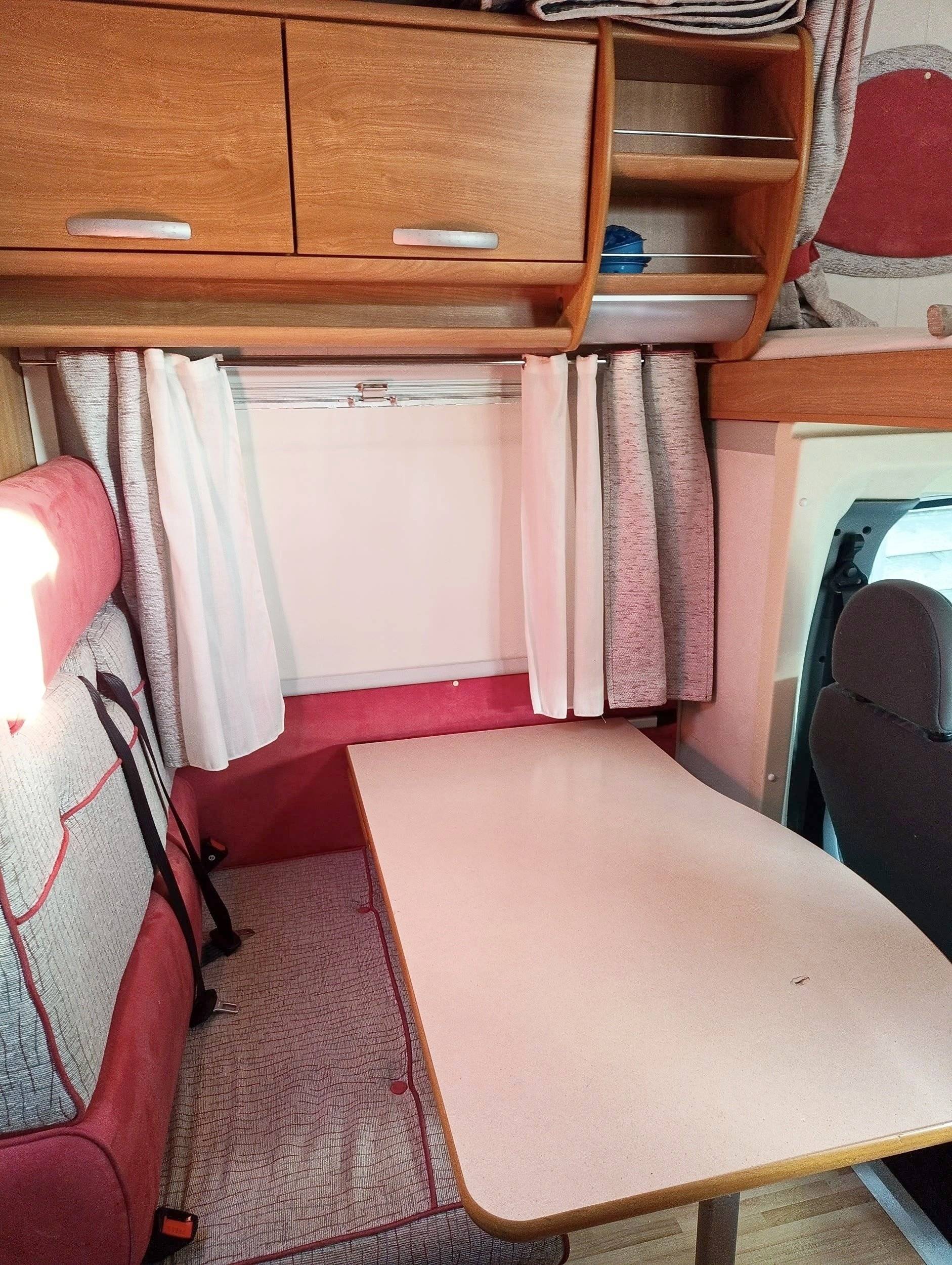 Dining Area Ford ford transit - Yescapa