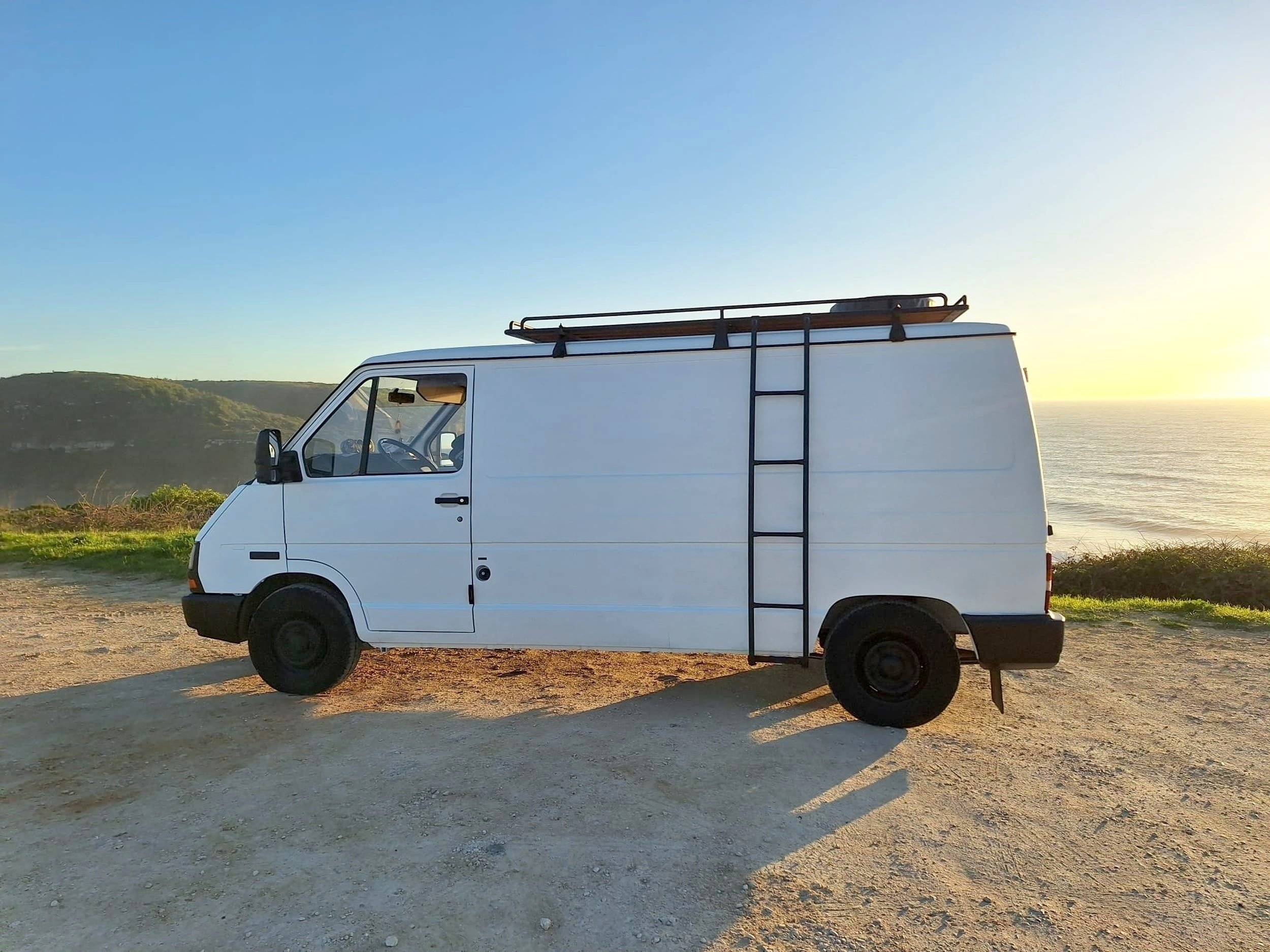 Vista del vehicle angle davanter Renault Trafic - Yescapa