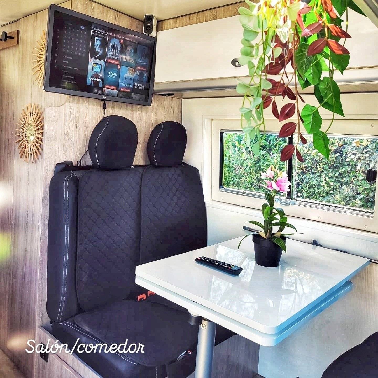 Dining Area Fiat Ducato 2,3 l 150 - Yescapa