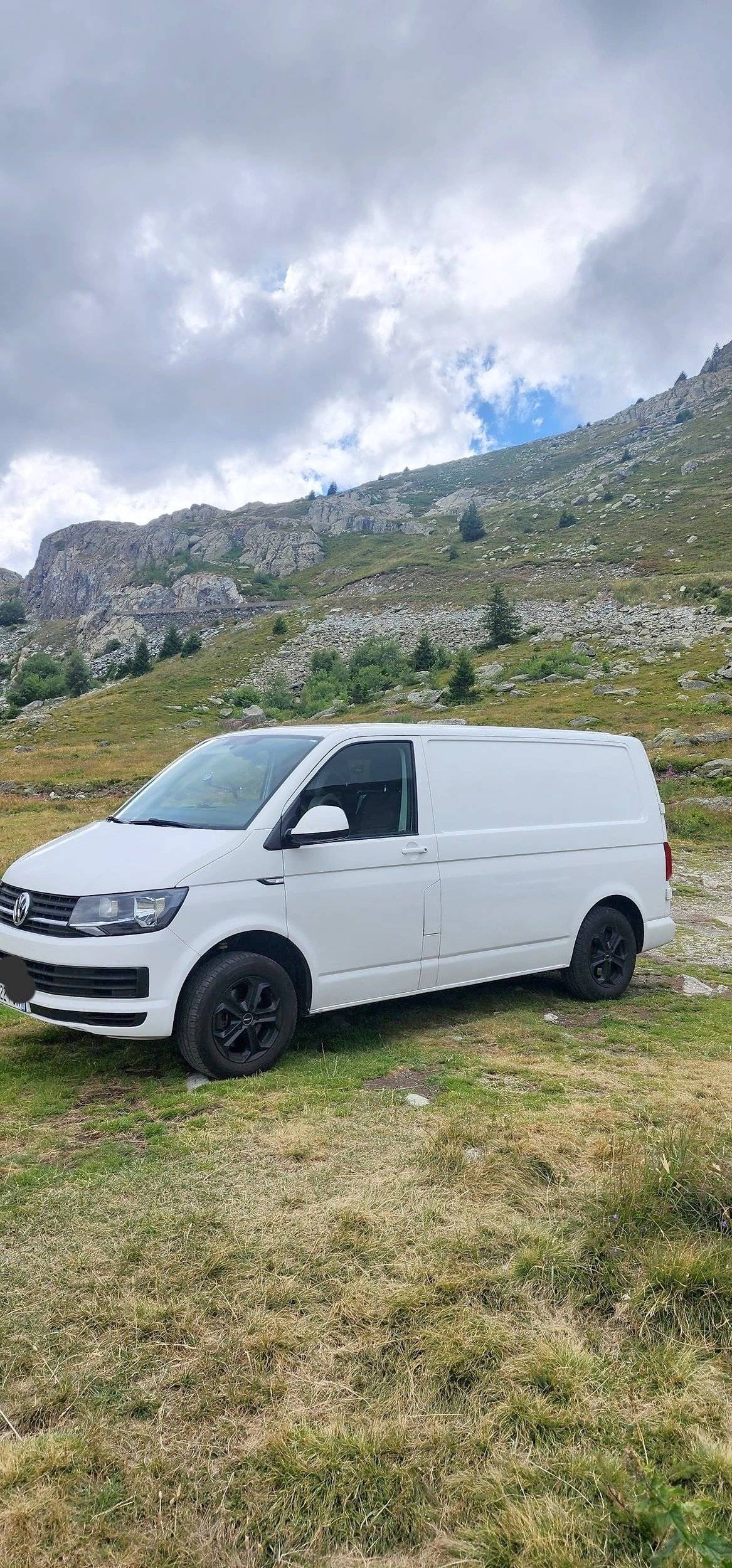 Vista frontale a ¾ Volkswagen T6 2 l 102 ch - Yescapa