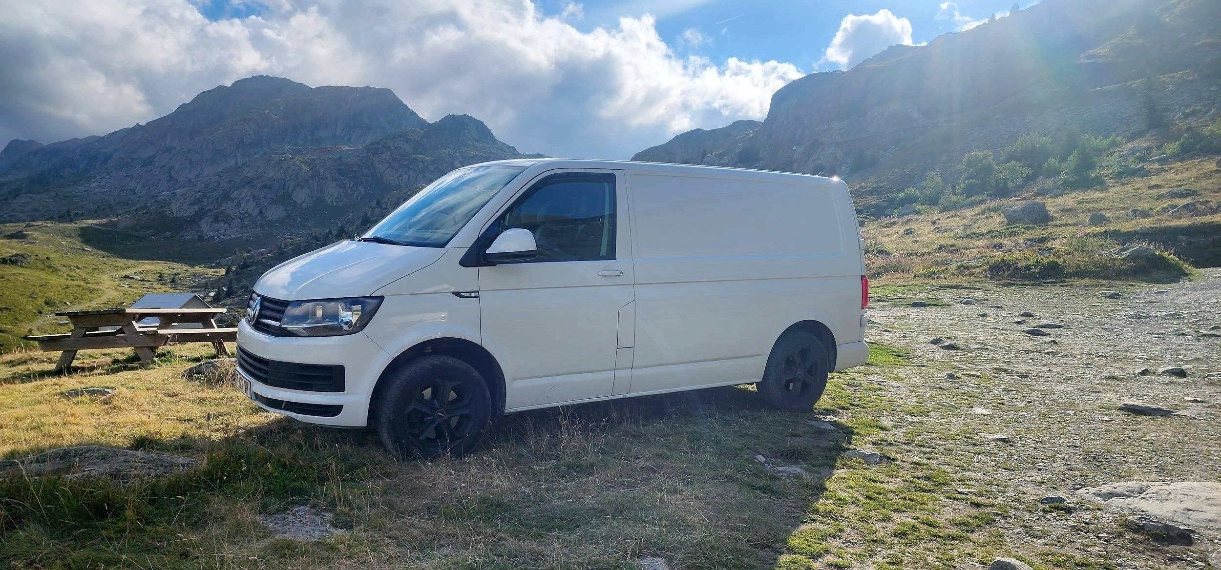 Vista frontale a ¾ Volkswagen T6 2 l 102 ch - Yescapa