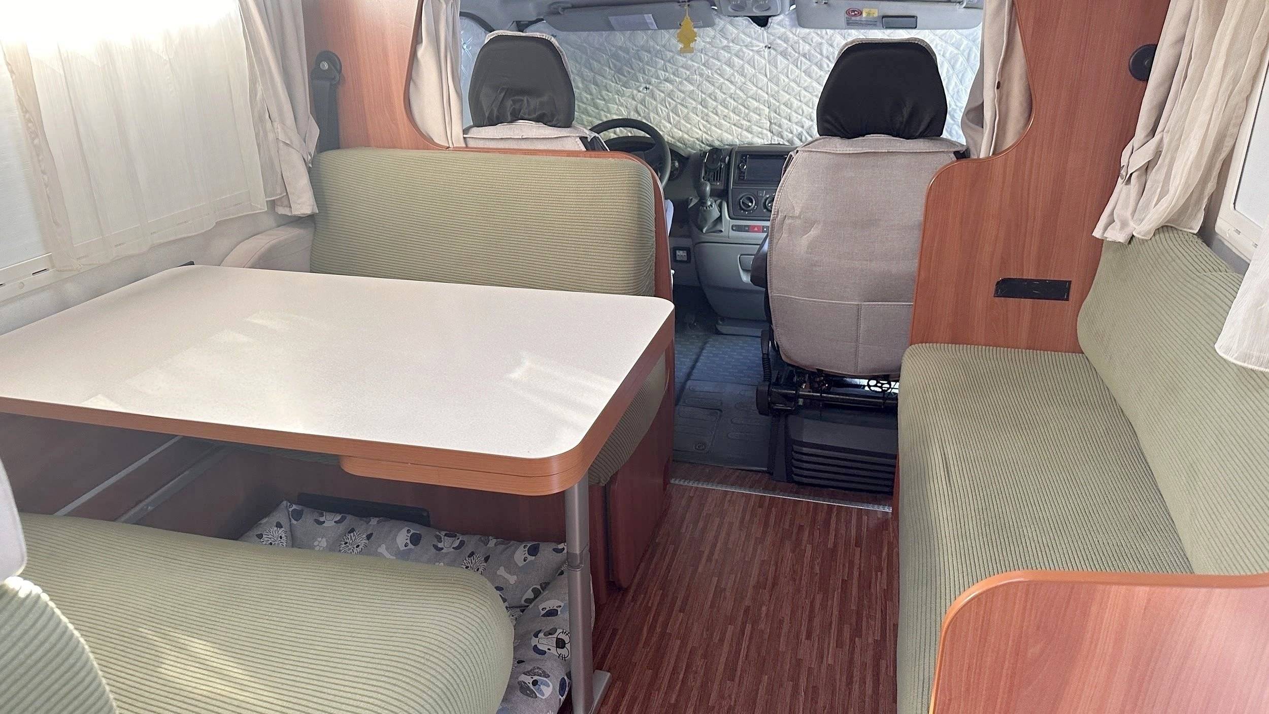 Área de jantar Fiat Ducato 3,0 l Multijet 160 ch. - Yescapa
