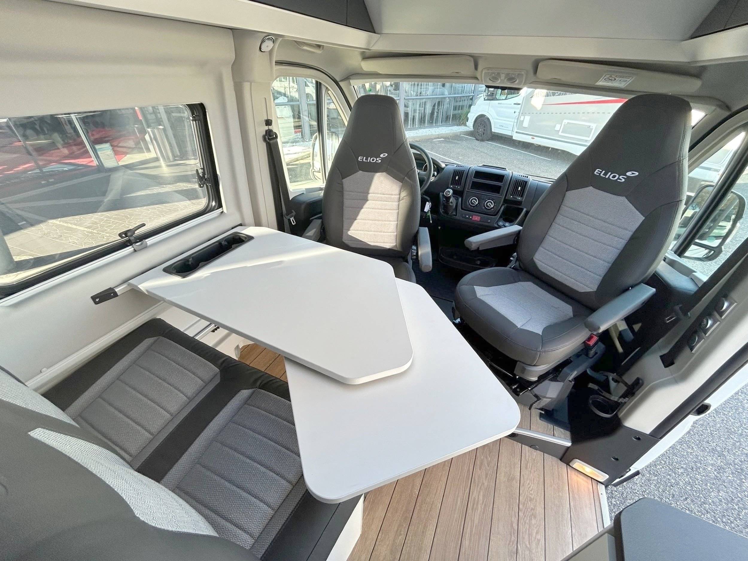 Dining Area Citroën 2.2L 140CV - Yescapa