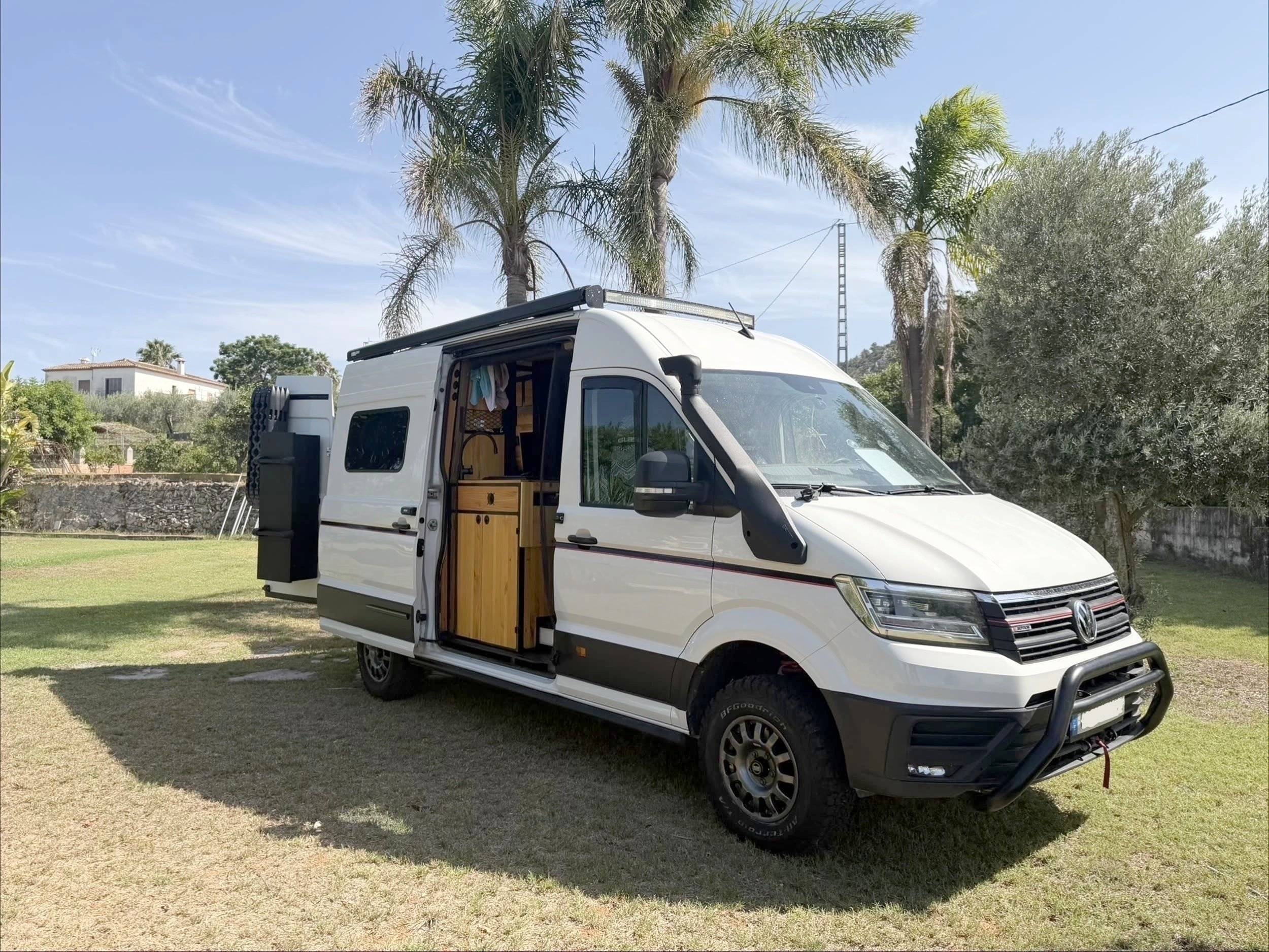 Front view from 3/4 Volkswagen - Yescapa