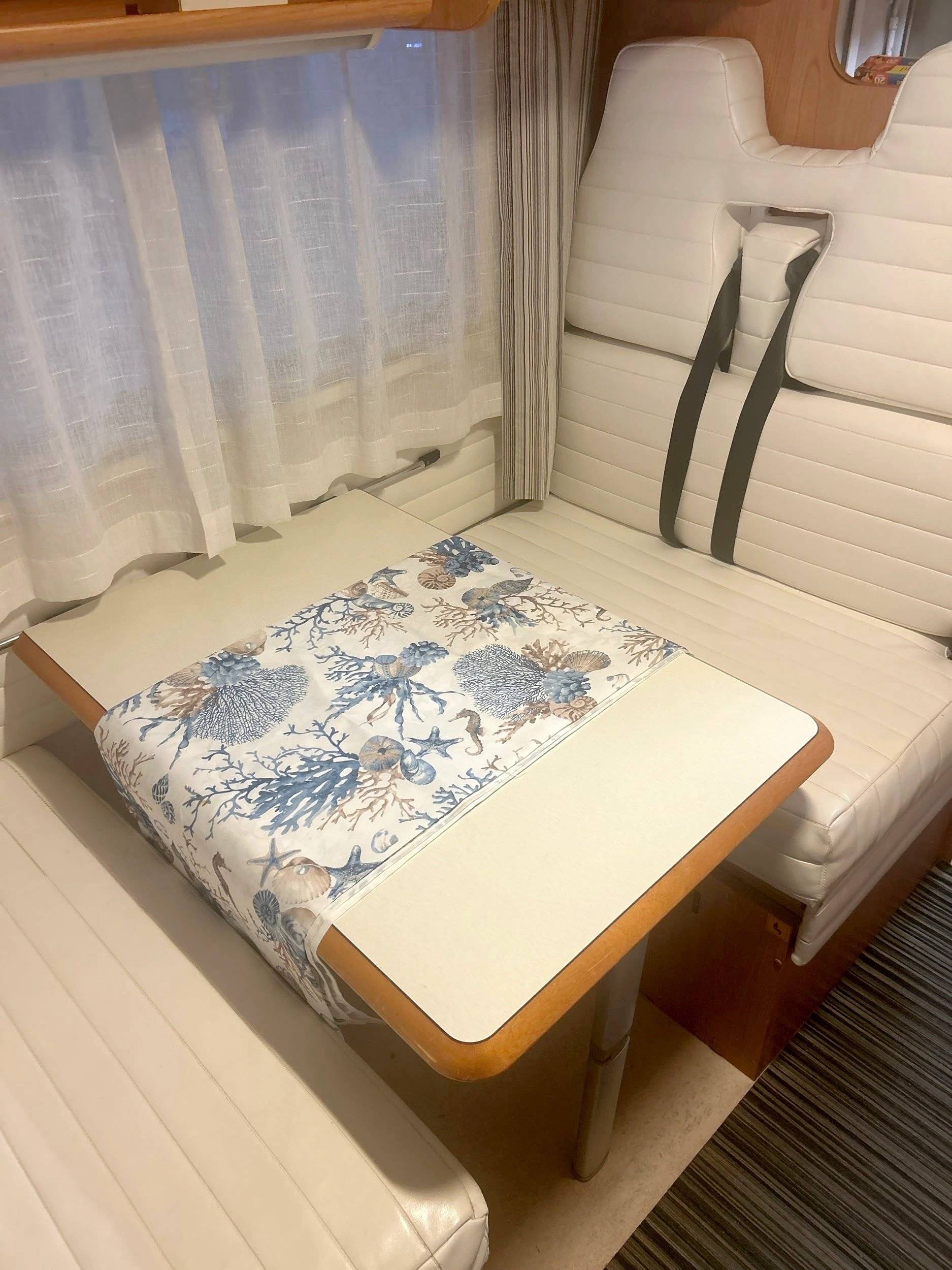 Dinette Ford Transit 2,4 l TDCi 125 ch. - Yescapa