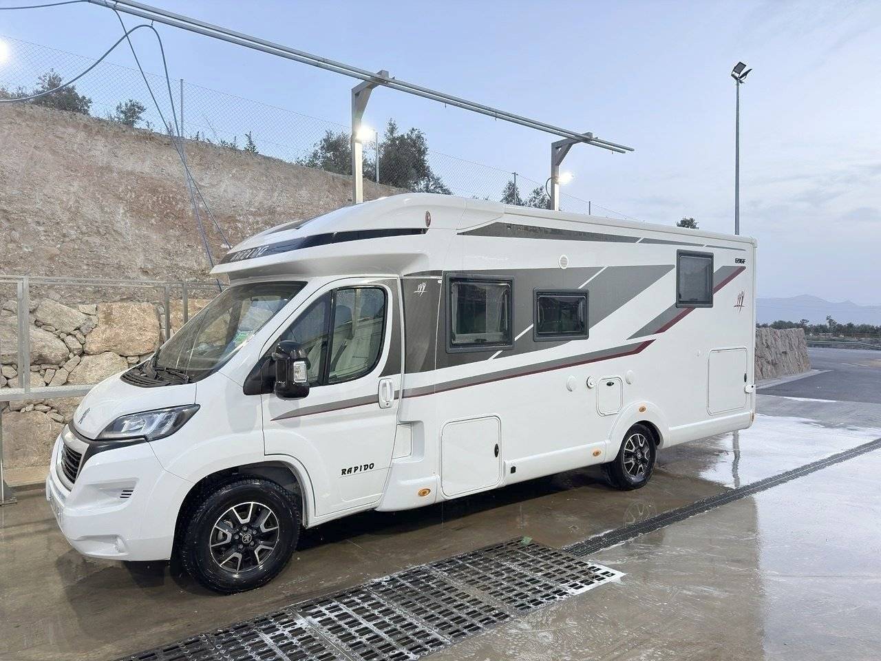 Front view from 3/4 Peugeot - Yescapa