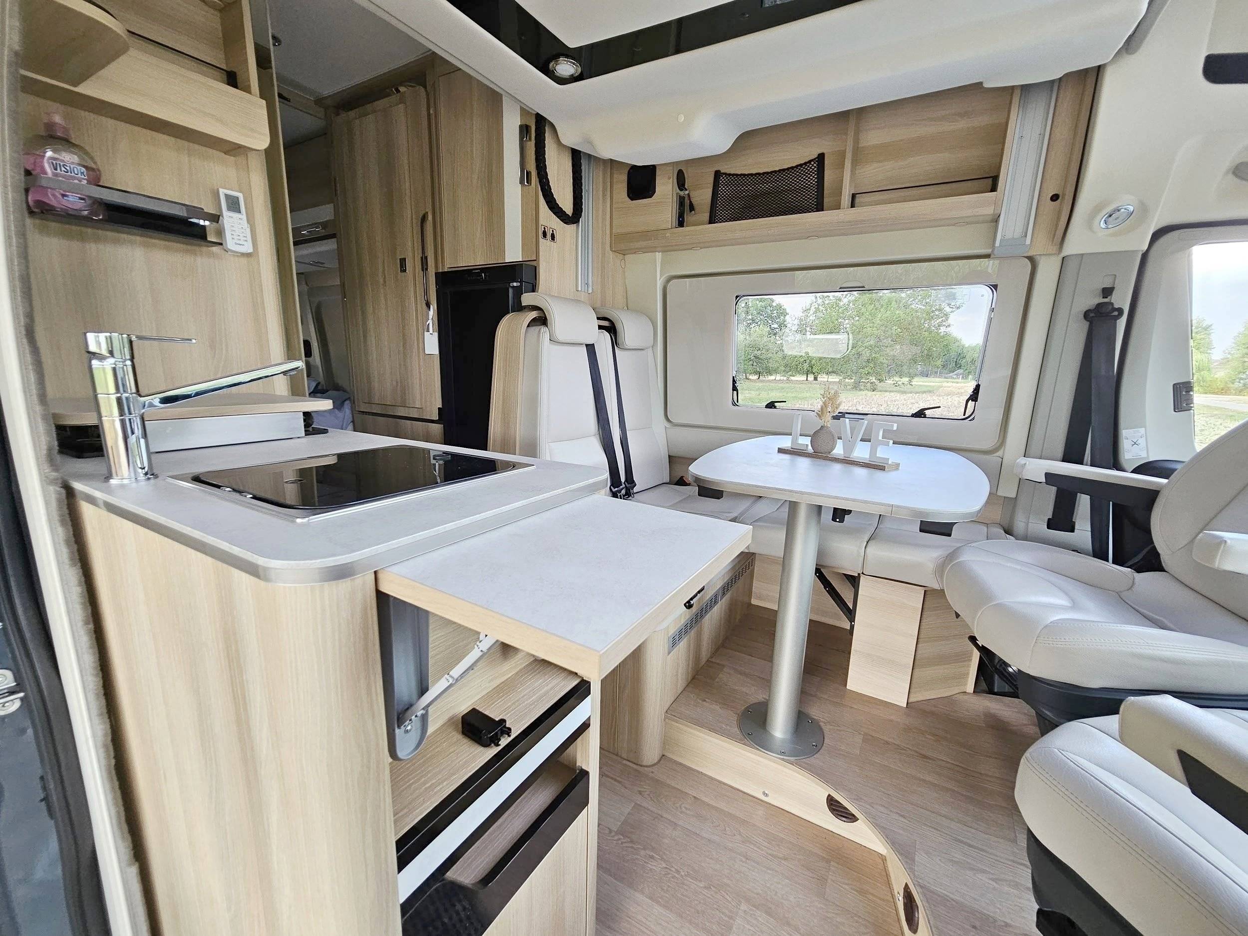Área de jantar Fiat Ducato 2,2 JTD 140cv - Yescapa