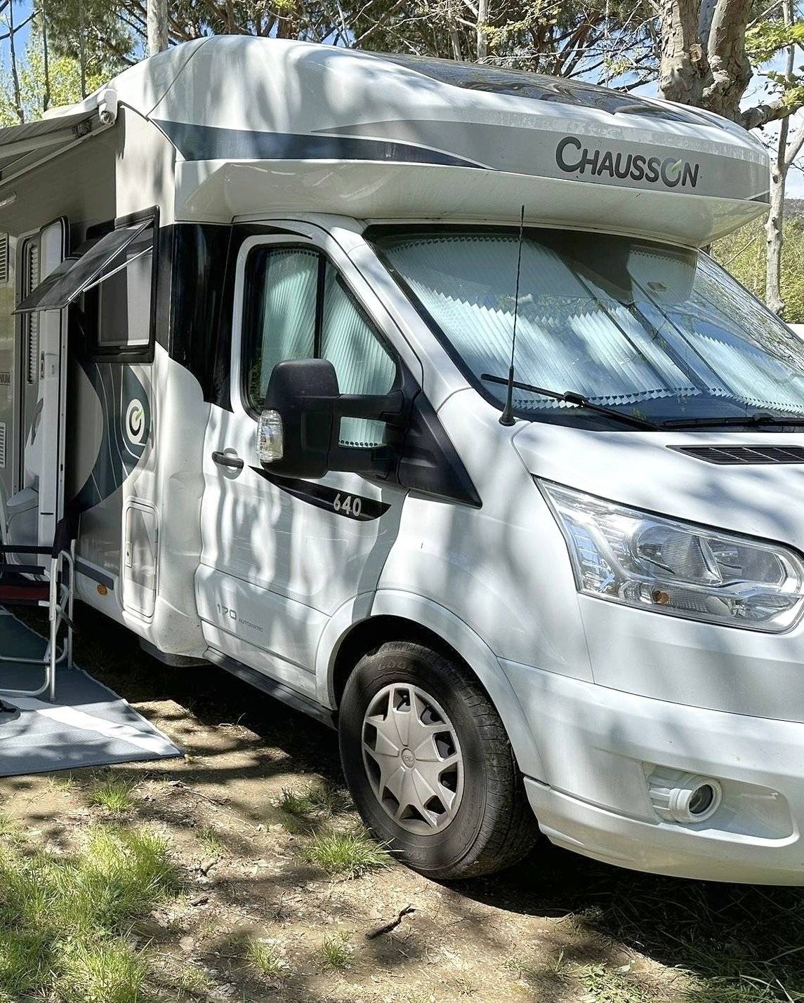 Vue avant de 3/4 Ford Chausson 640 - Yescapa