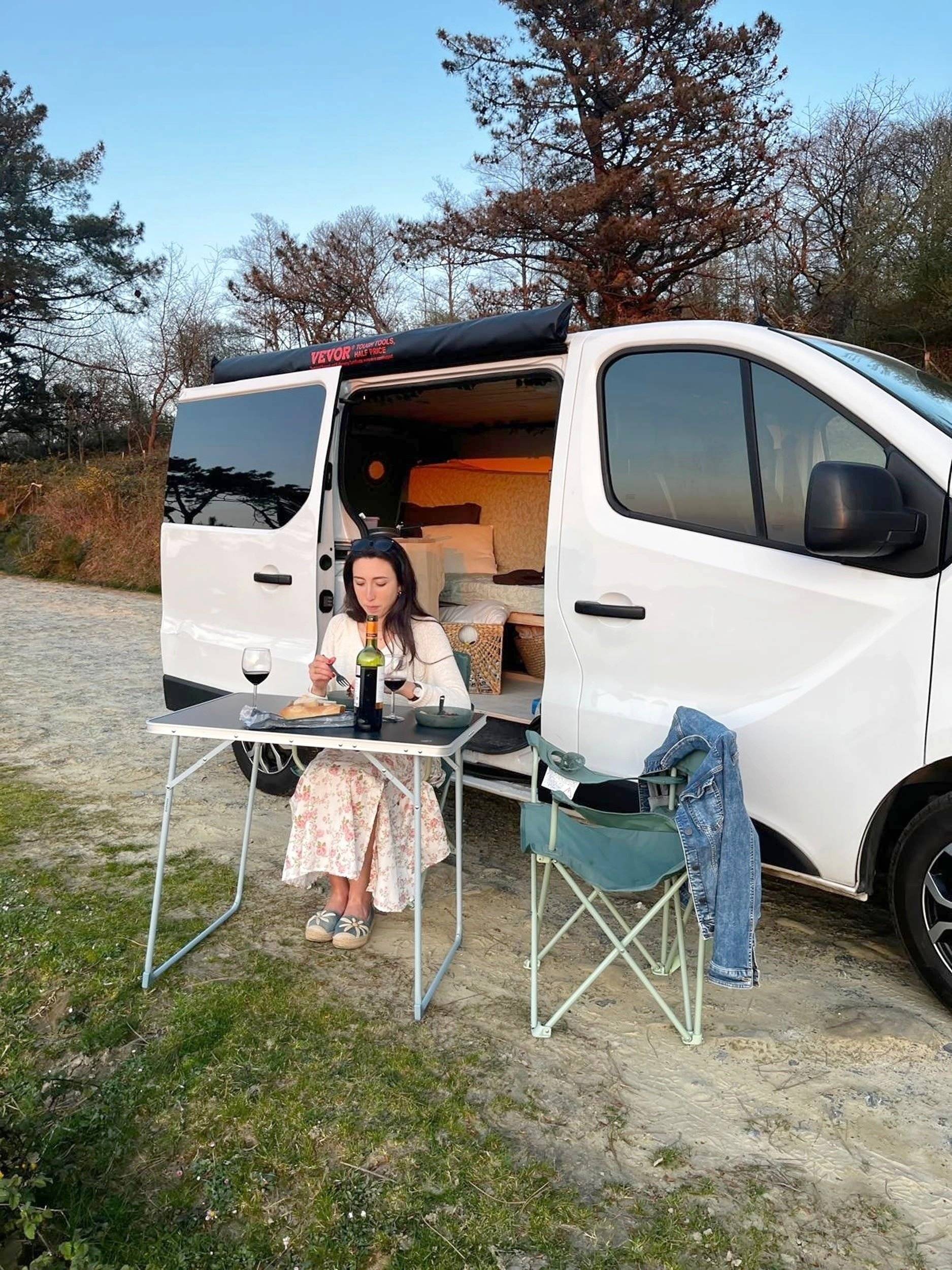 schräge Vorderansicht Renault Trafic 2,0 l dCi 120 ch. - Yescapa