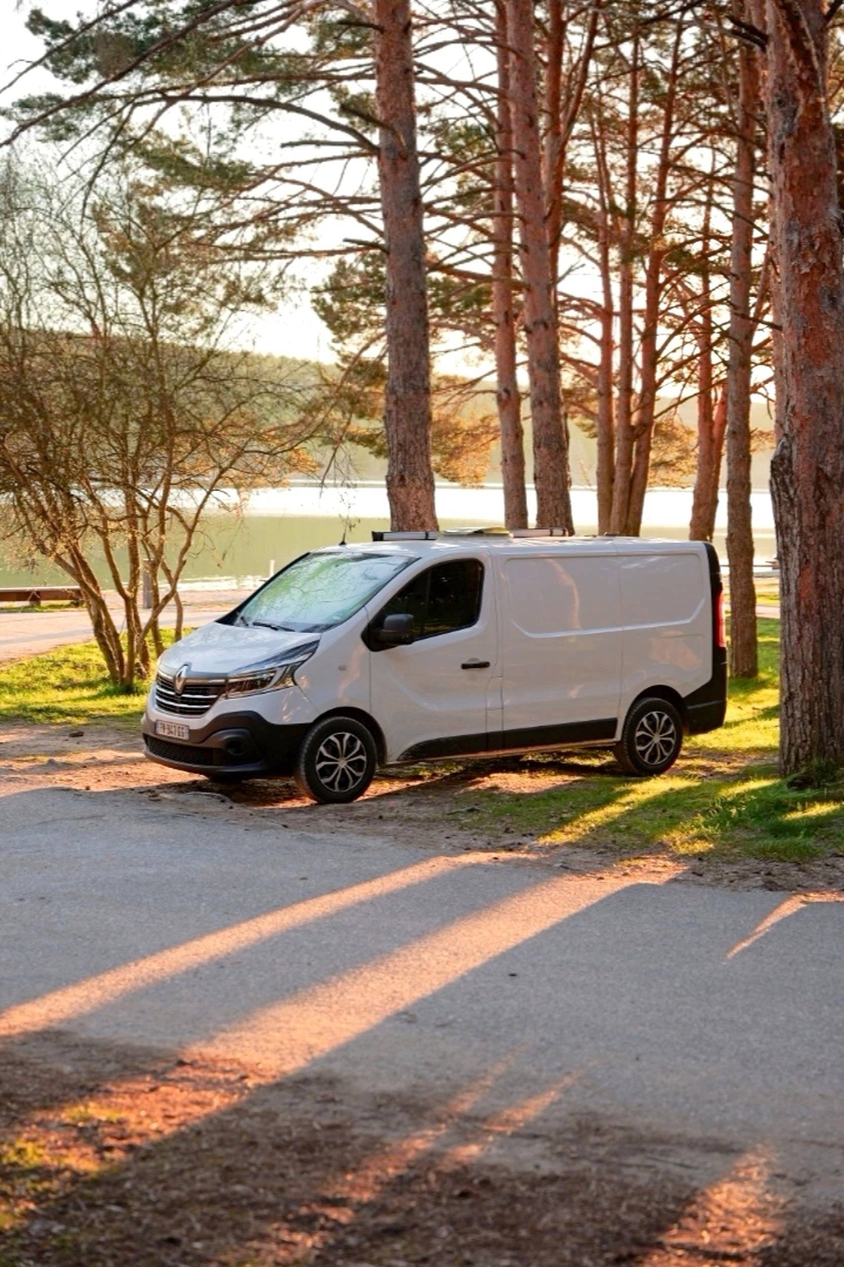 Front view from 3/4 Renault Trafic 2,0 l dCi 120 ch. - Yescapa