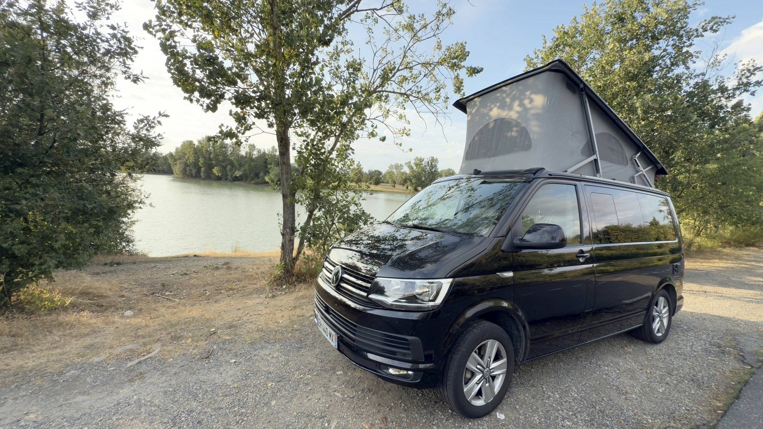 Vue avant de 3/4 Volkswagen Volkswagen T6 California OCEAN - Yescapa