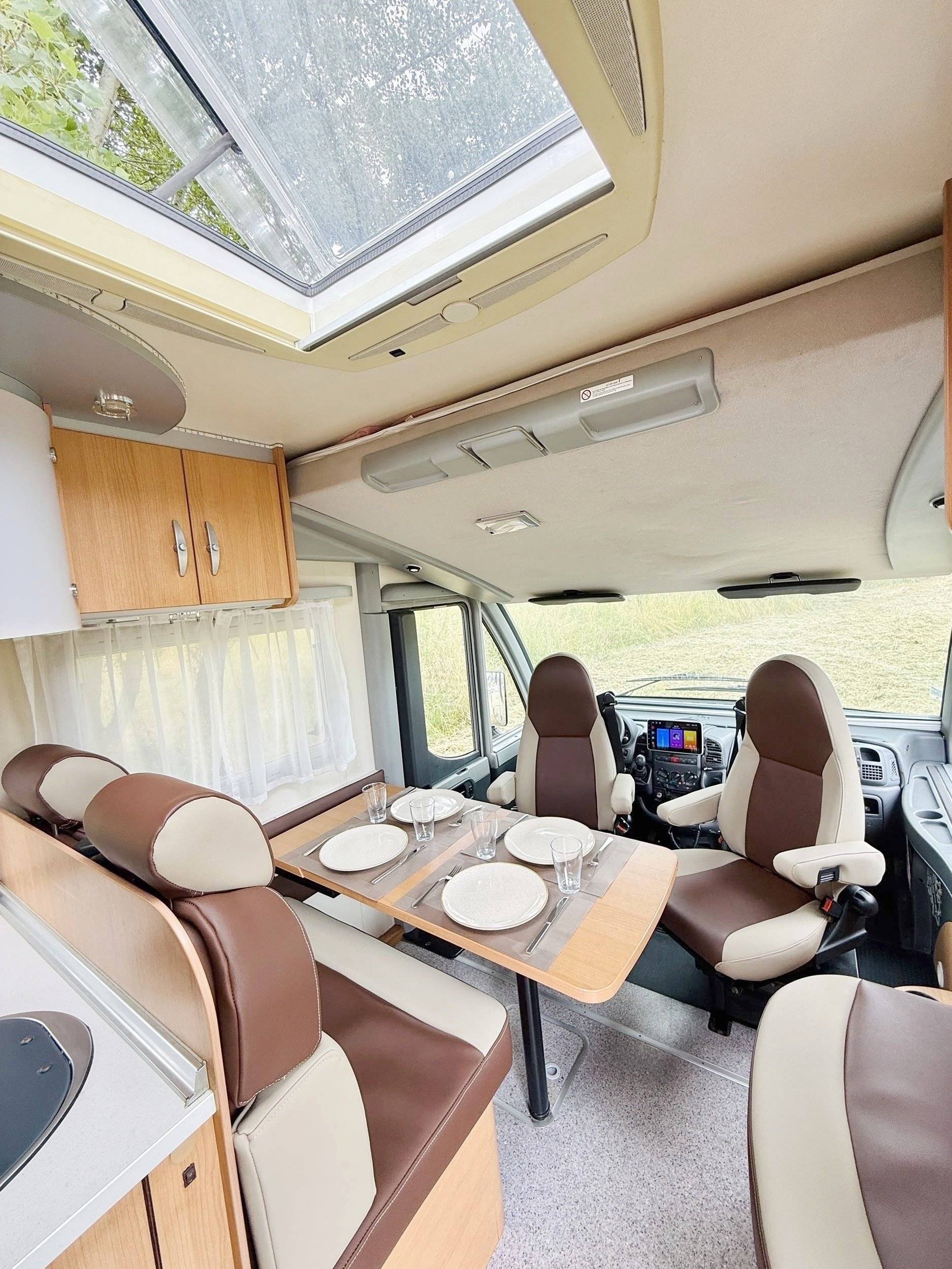 Dining Area Fiat Ducato 244 2,8L JTD - Yescapa