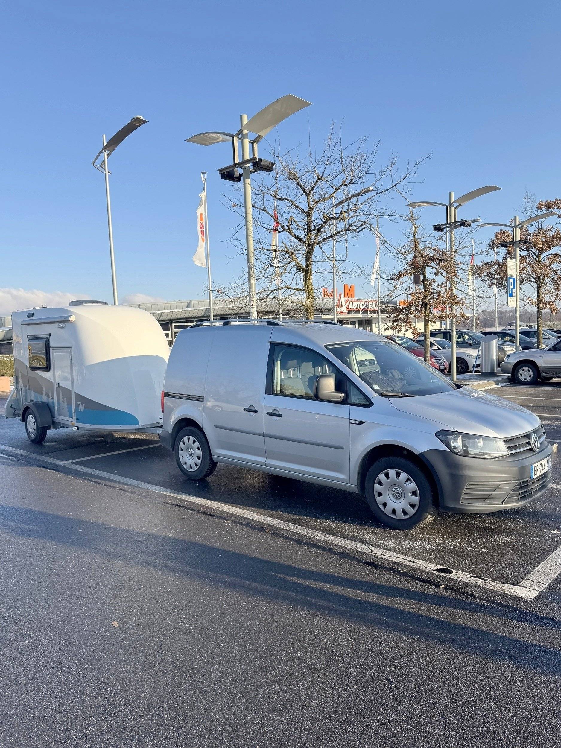 Vista de 3/4 Volkswagen Caddy 2,0 l 102 ch - Yescapa