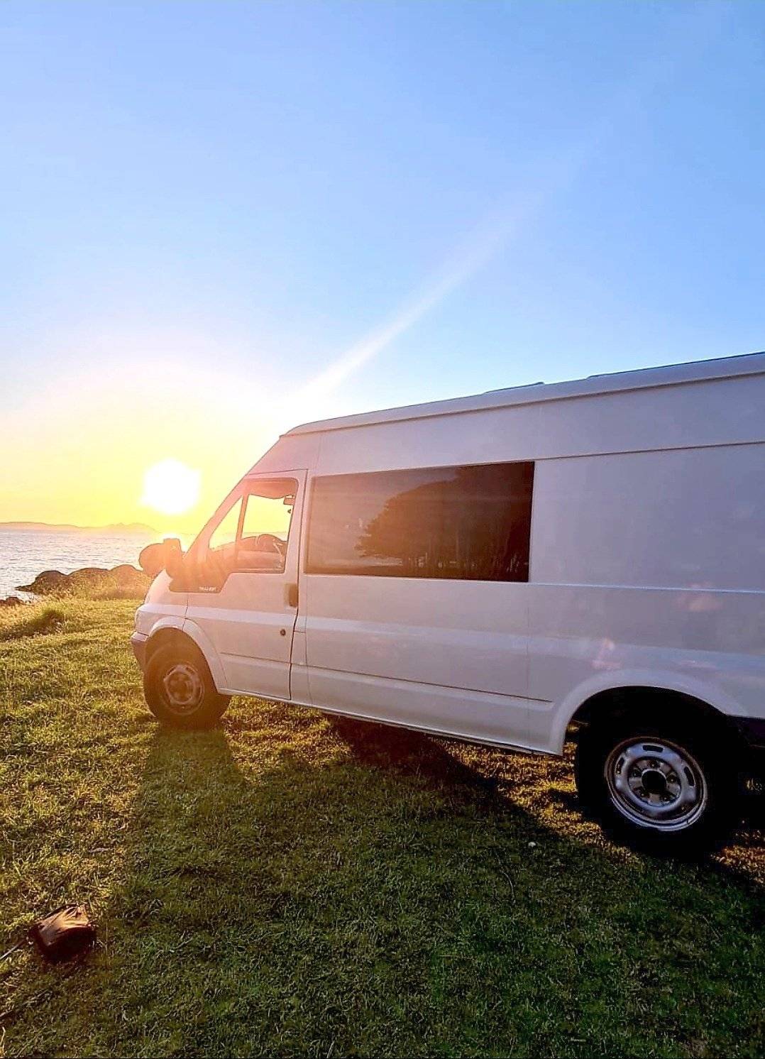 Vue avant de 3/4 Ford Transit 2,4 l 115 ch - Yescapa