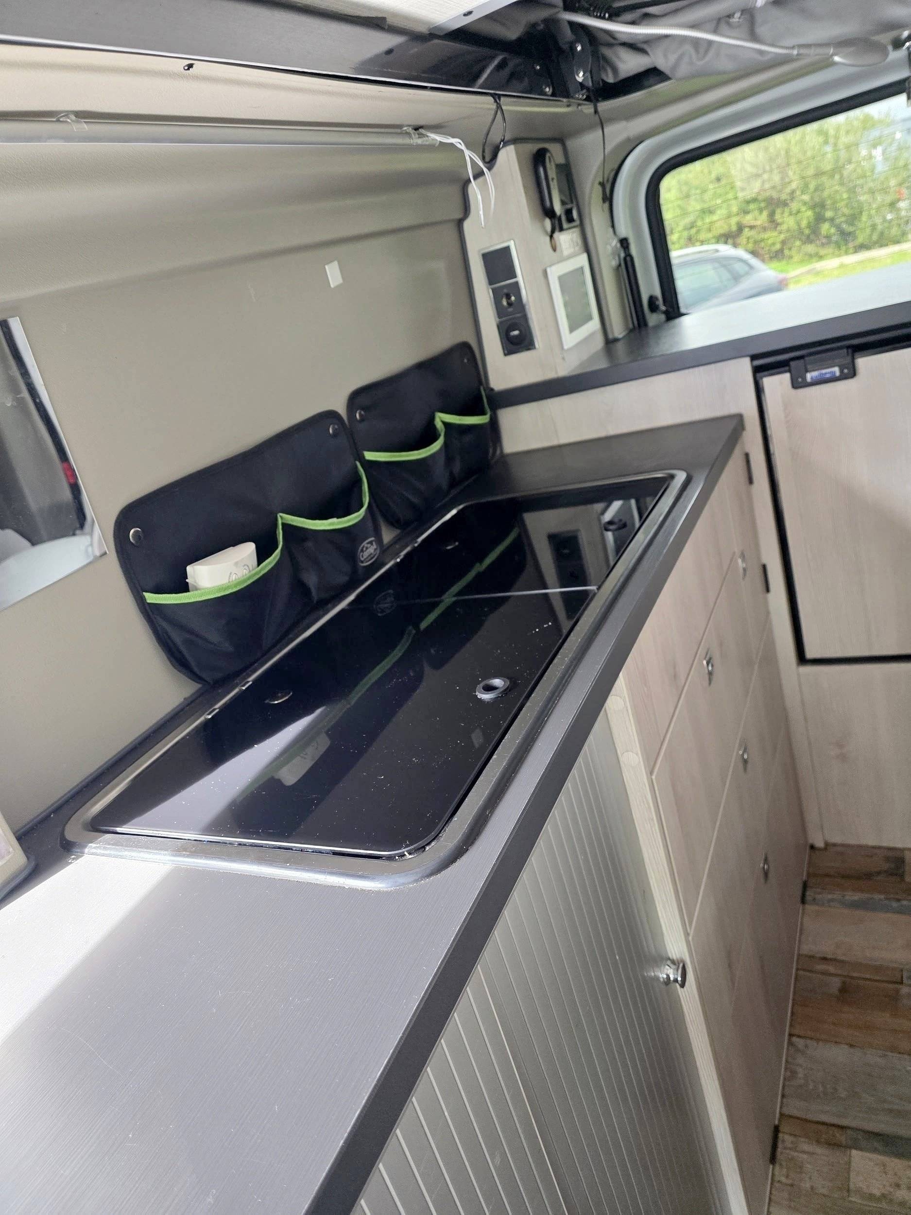 Área de jantar Renault Trafic L2H1 2 l 120 ch - Yescapa