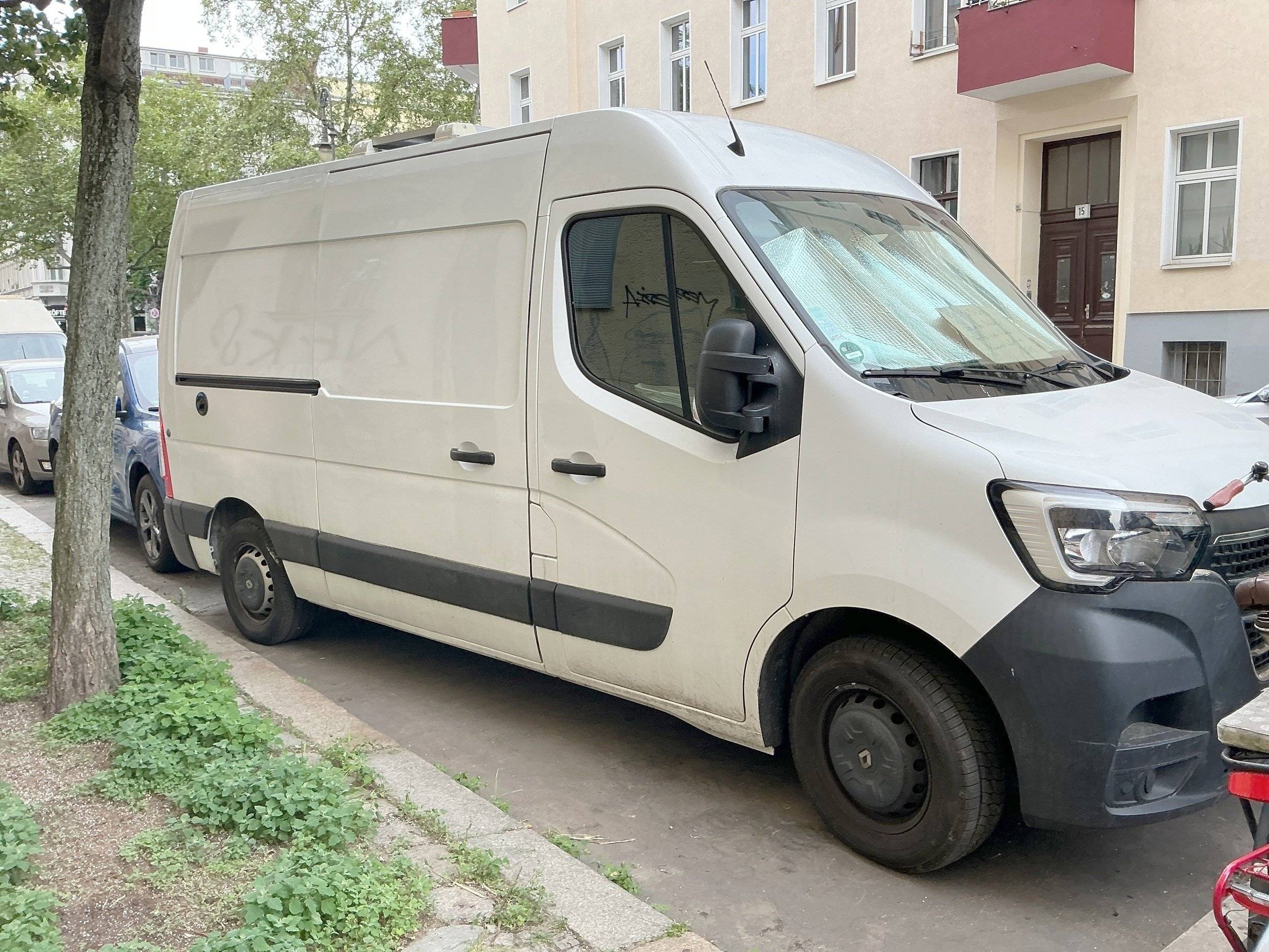 Vista del vehículo ángulo delantero Renault Master 3 - Yescapa