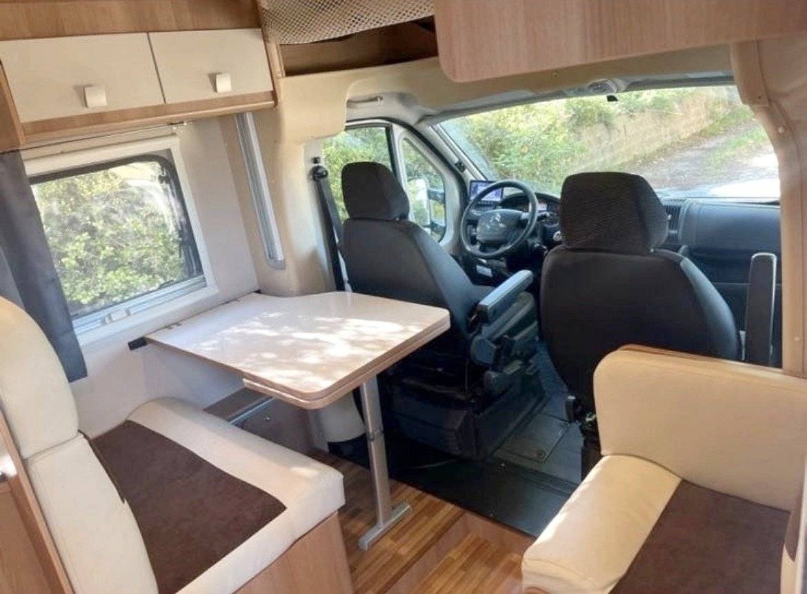 Área de jantar Citroën Jumper 2,0 l 130 ch - Yescapa