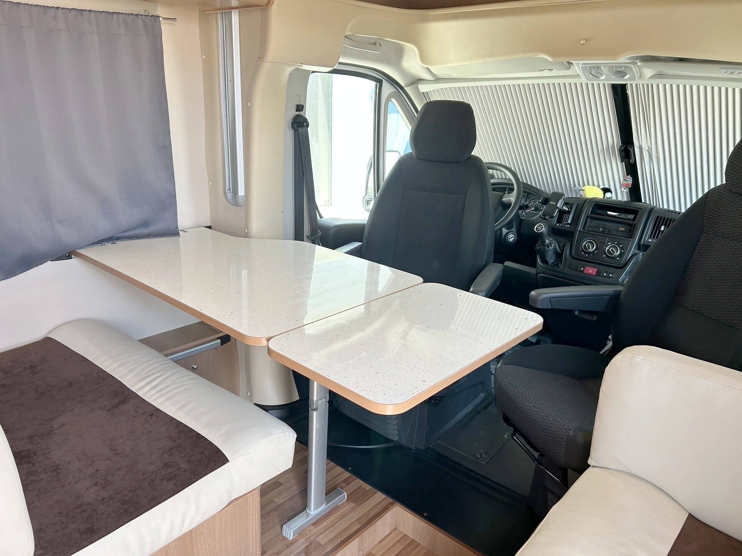 Dining Area Citroën Jumper 2,0 l 130 ch - Yescapa