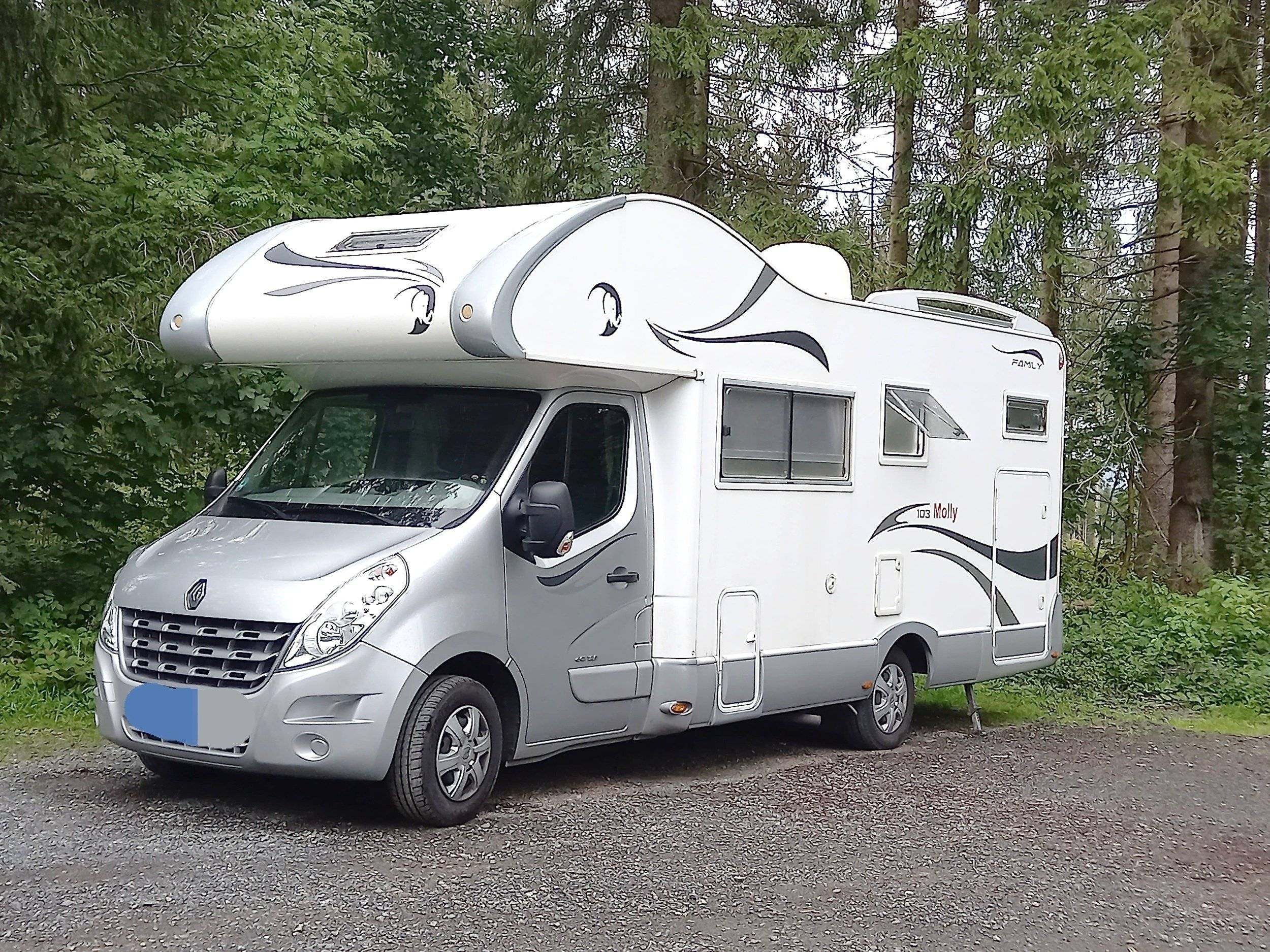 Front view from 3/4 Renault Family 103 - Yescapa