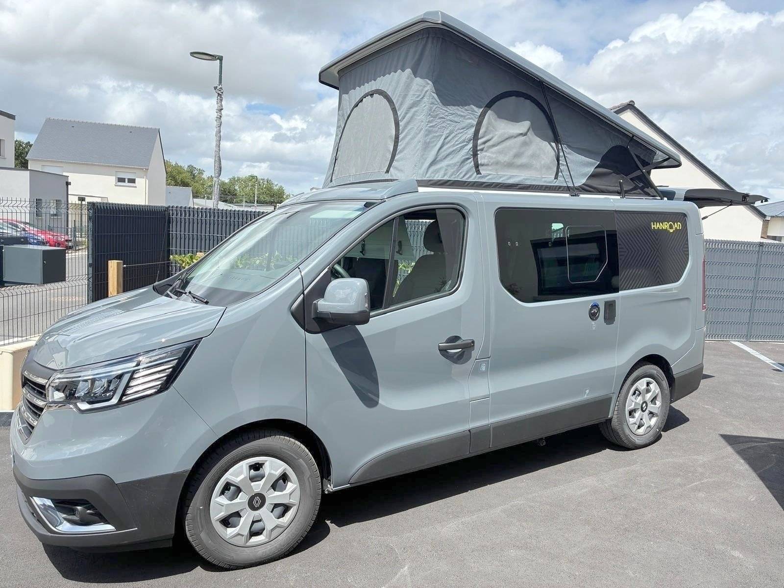 Vue avant de 3/4 Renault Renault Trafic 150cv Boite auto - Yescapa