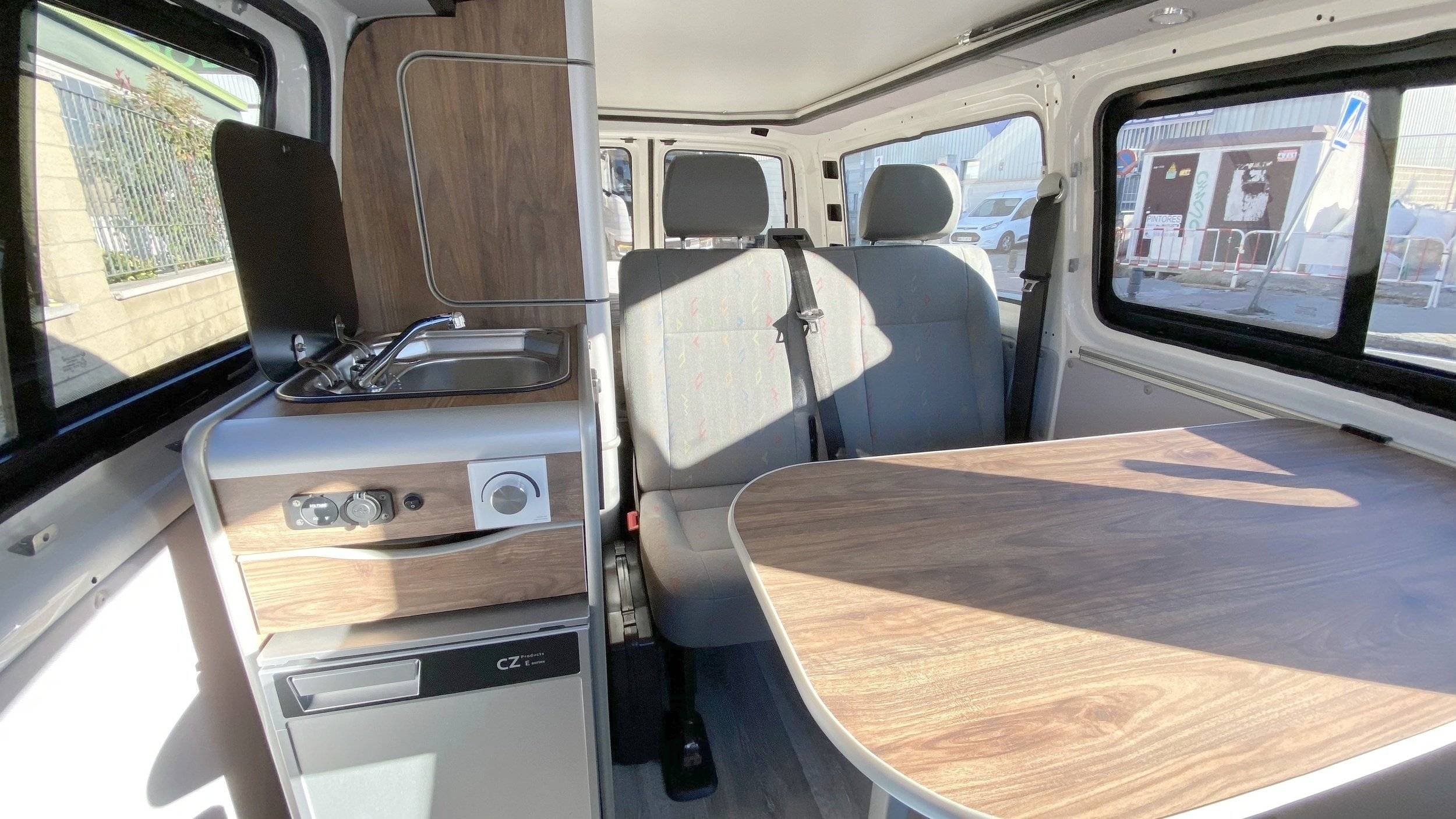 Volkswagen Transporter T6 (Roja)