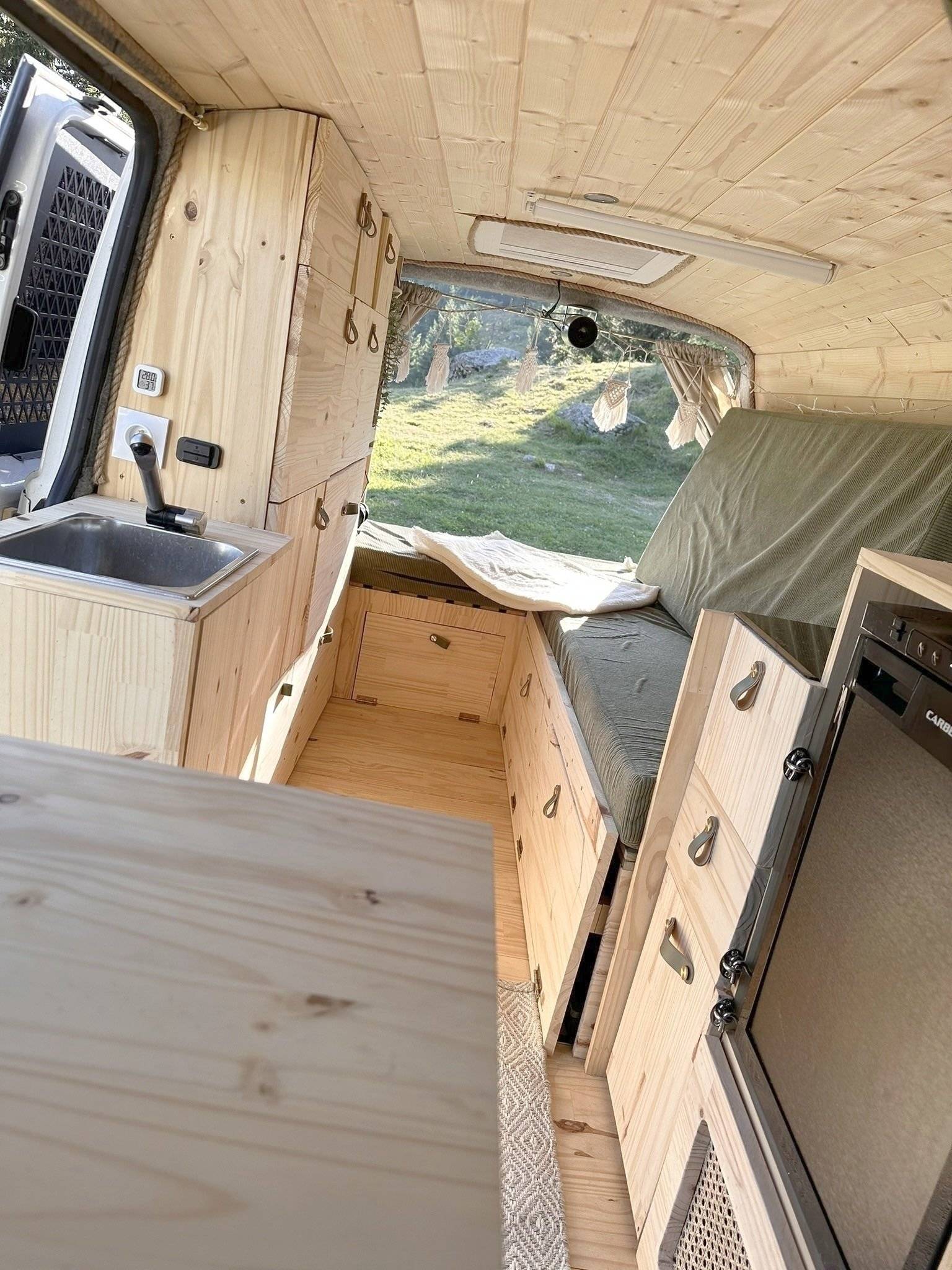 Vue avant de 3/4 Volkswagen Volkswagen T5 - Yescapa
