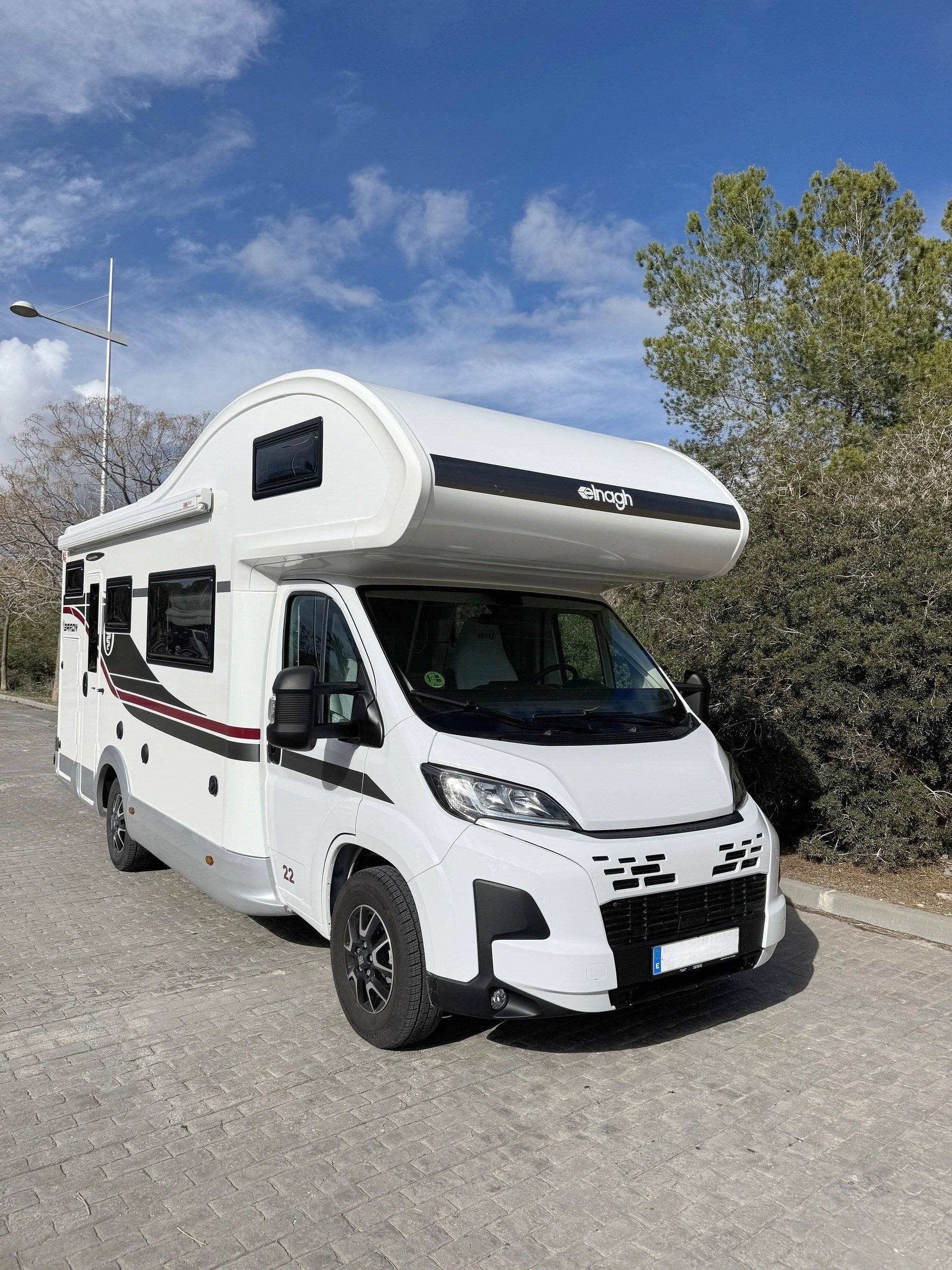 Vista del vehicle angle davanter Fiat DUCATO - Yescapa