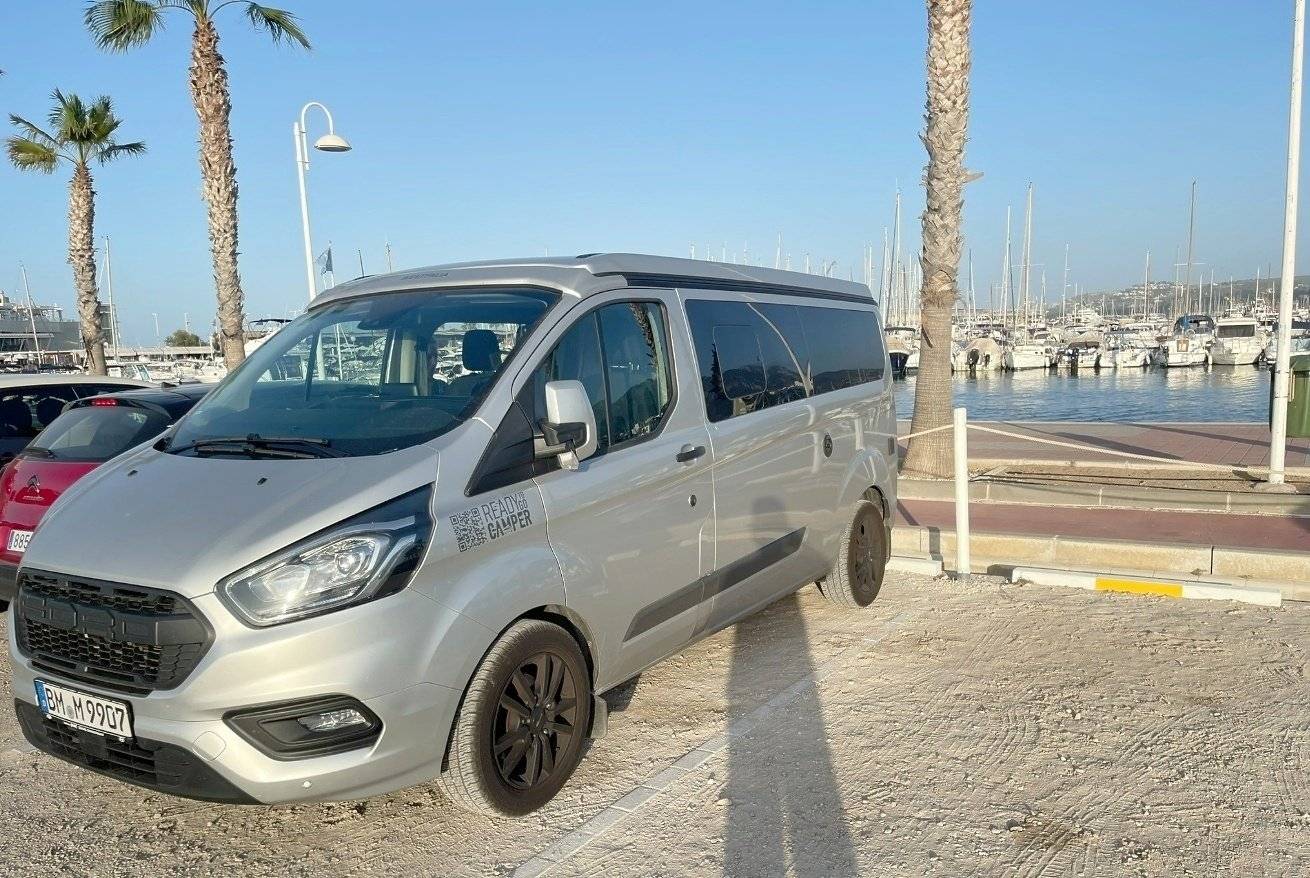 Vista del vehículo ángulo delantero Ford Ford Nugget Plus - Yescapa