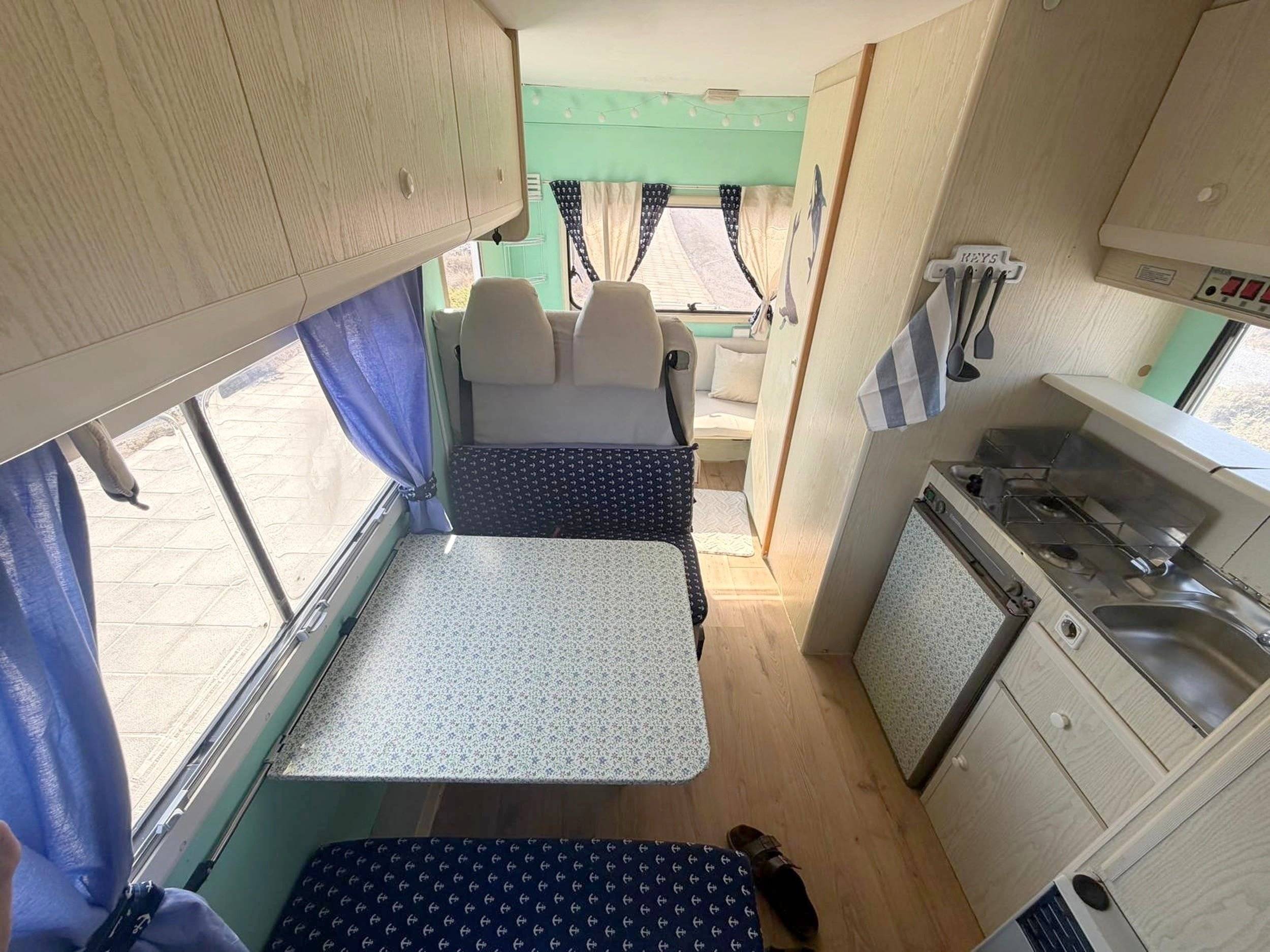 Área de jantar Ford Ford Transit 120 - Yescapa