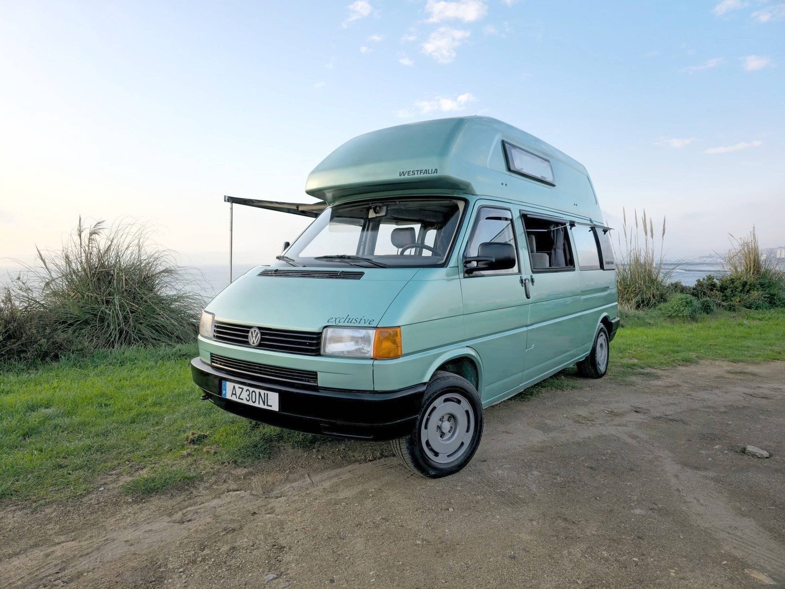 Vue avant de 3/4 Volkswagen VOLKSWAGEN CALIFORNIA EXCLUSIVE - Yescapa