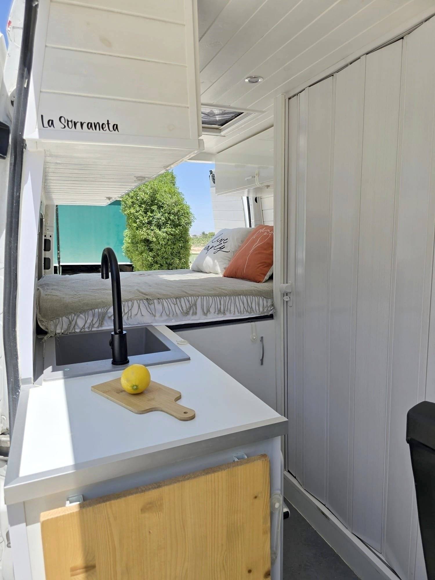 Front view from 3/4 Mercedes Sprinter 2,2 l CDI 129 ch. - Yescapa