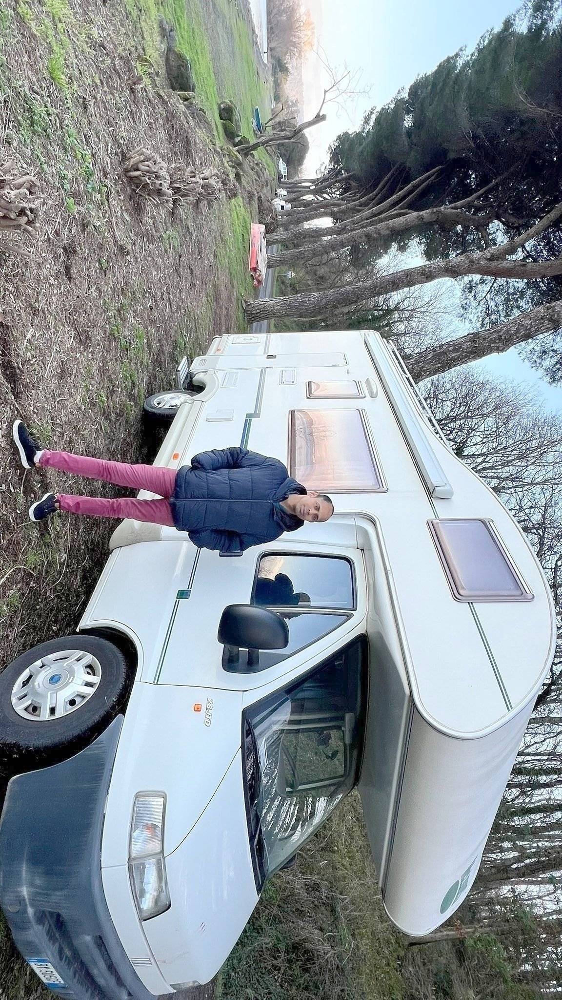 Vista del vehículo ángulo delantero Fiat Fiat Ducato - Yescapa