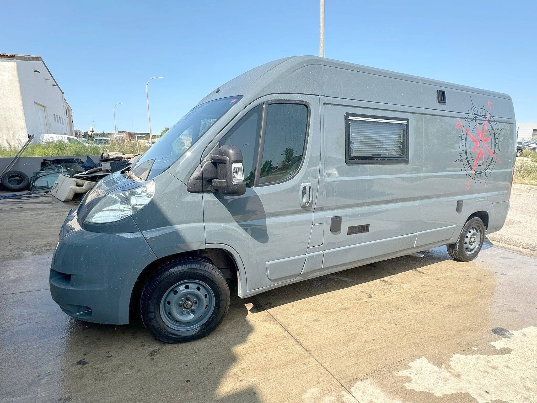 Vista frontale a ¾ Citroën Citroën - Yescapa