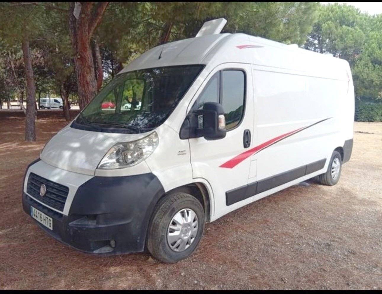 Vista frontale a ¾ Fiat Ducato 2,3 l Multijet 130 ch. - Yescapa