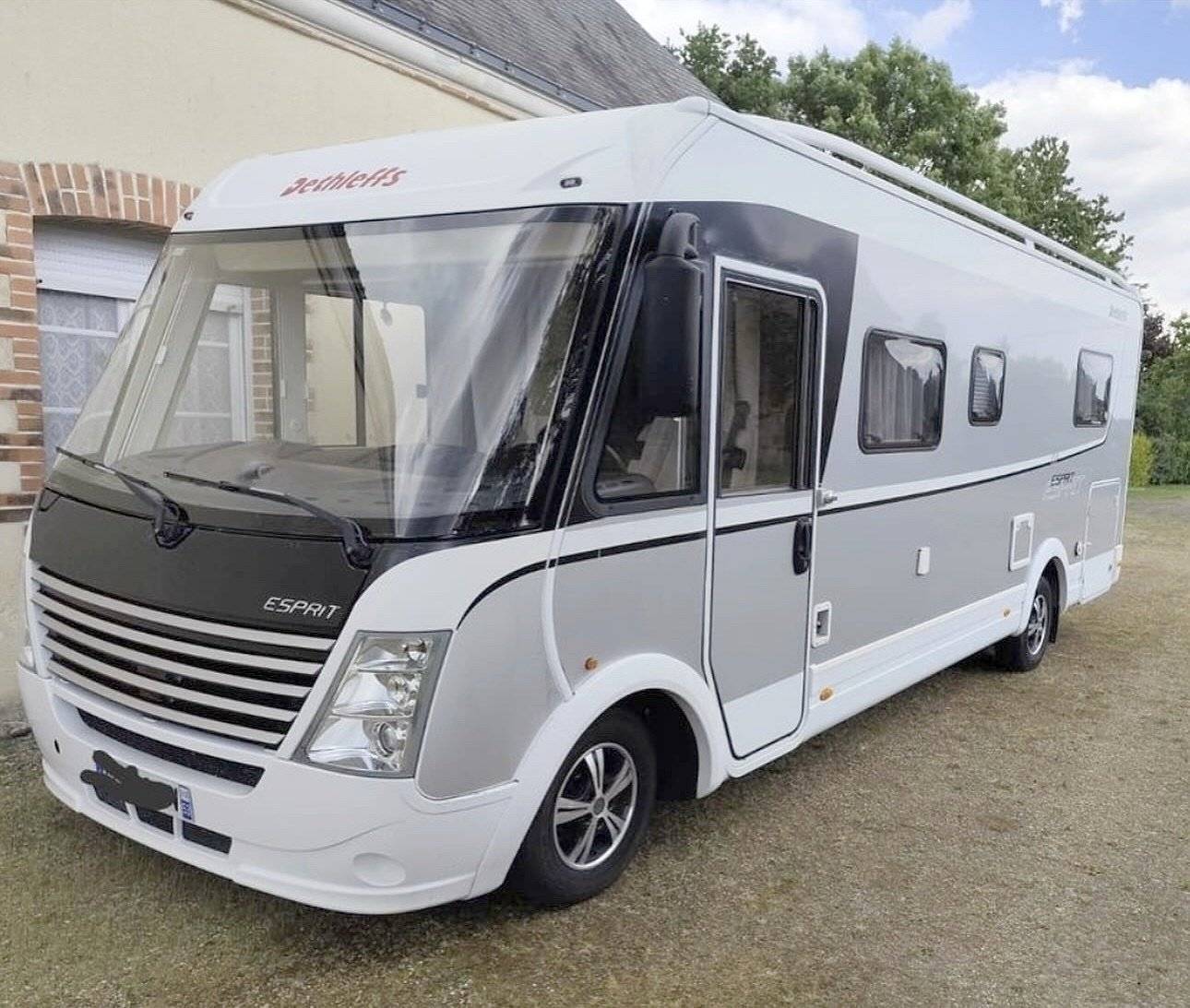 schräge Vorderansicht Fiat 2,3 l 130 ch - Yescapa