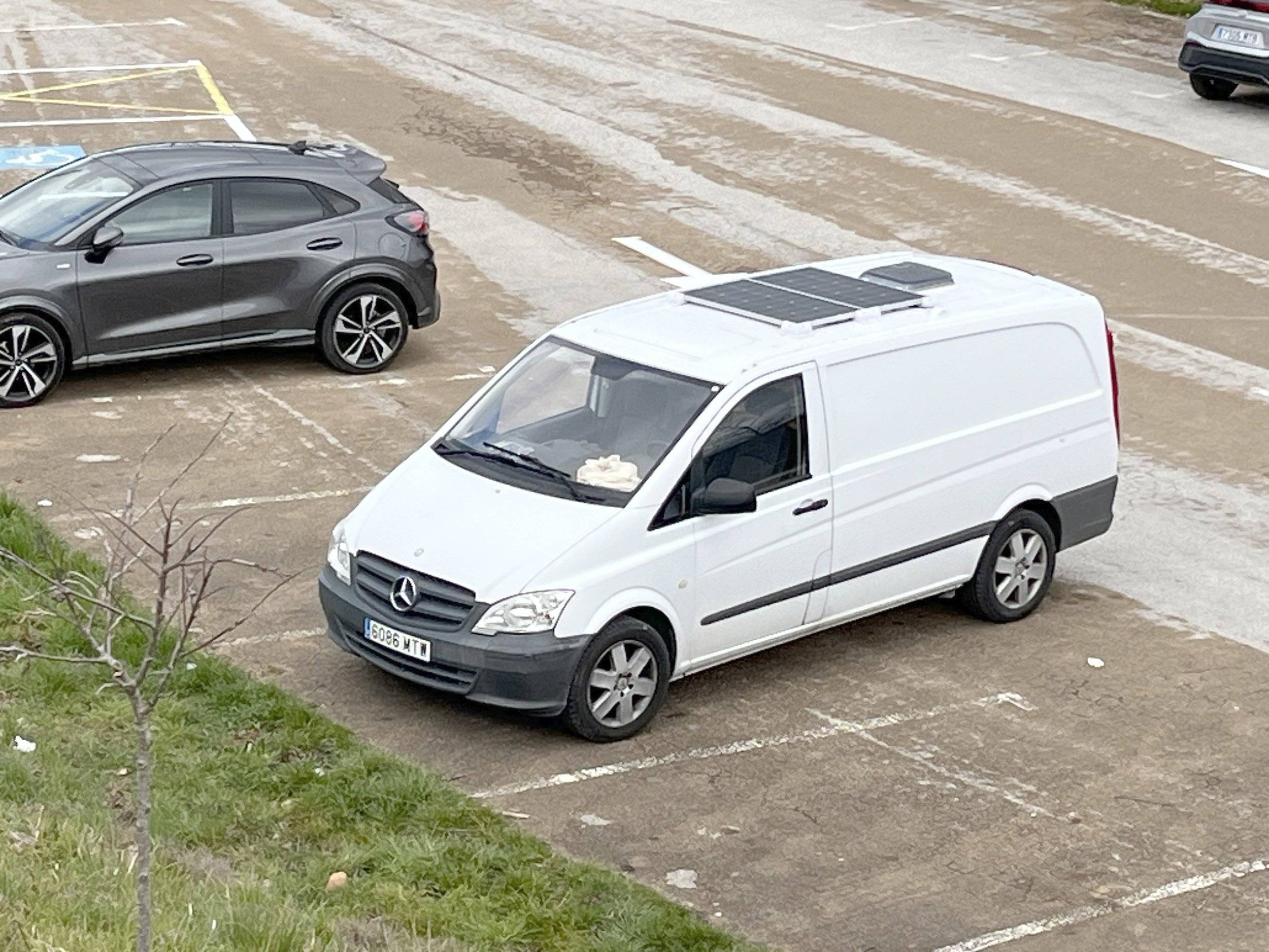 Vista del vehículo ángulo delantero Mercedes Vito - Yescapa