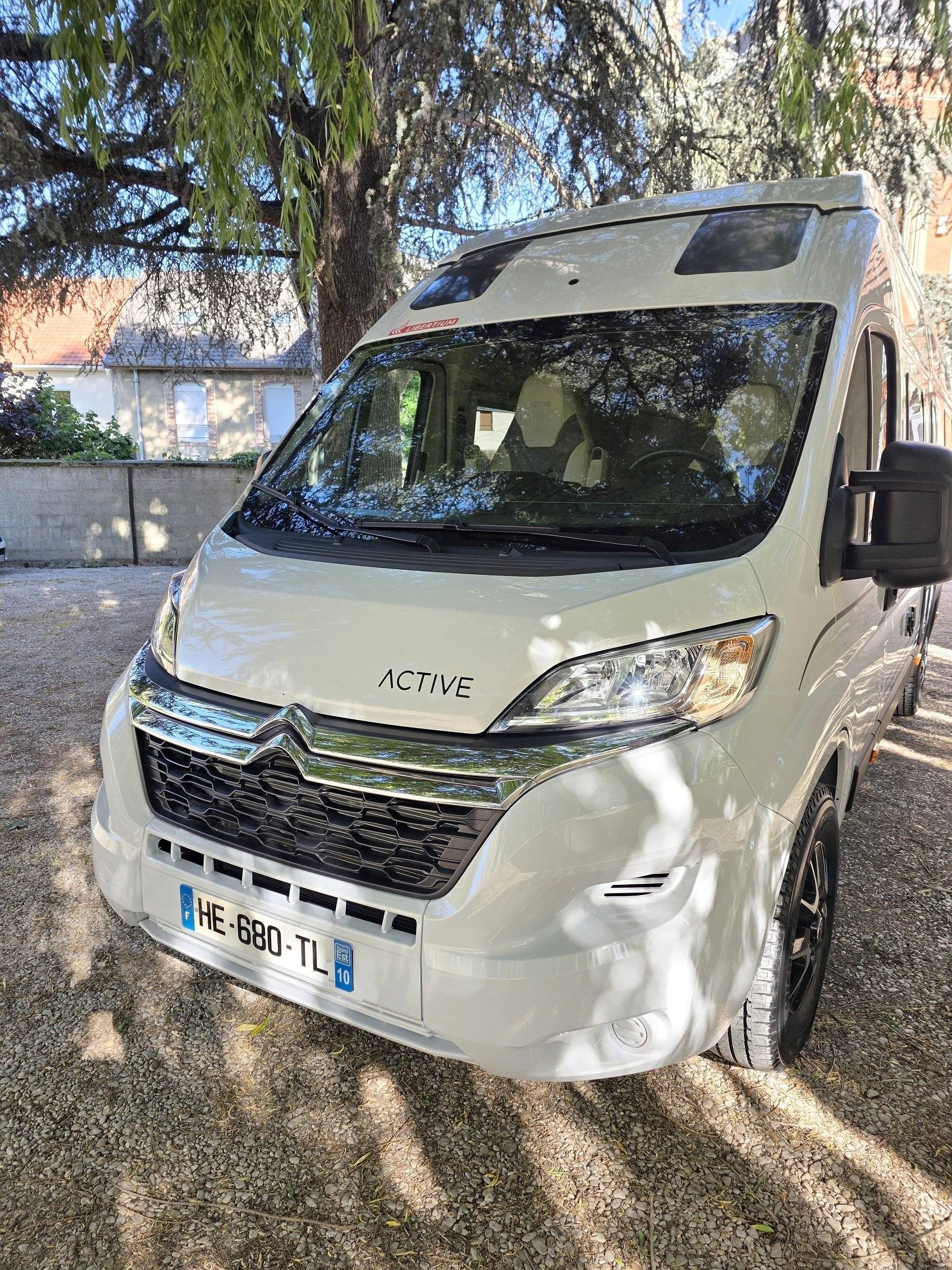 Vista del vehicle angle davanter Citroën Jumper 2,2 l Blue HDI 165 PS - Yescapa