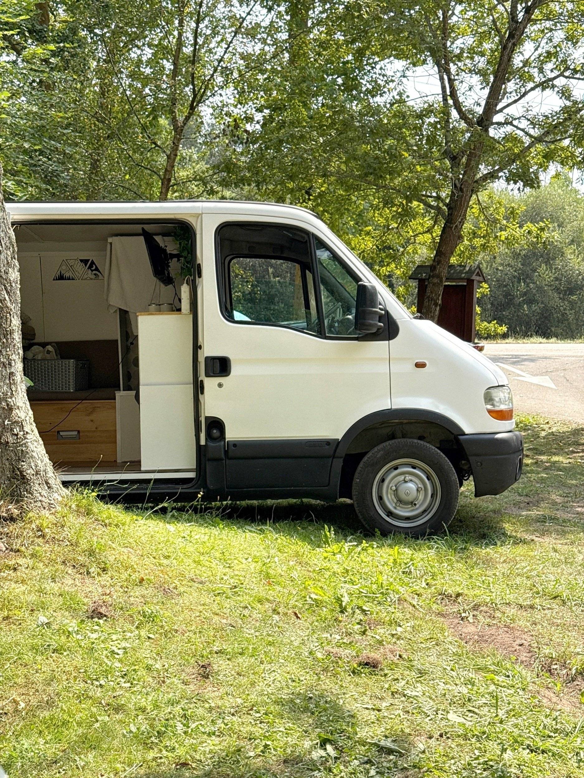 Vue avant de 3/4 Renault Máster 2.5 - Yescapa