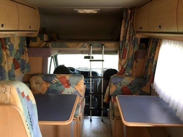 Dining Area Ford ford transit - Yescapa