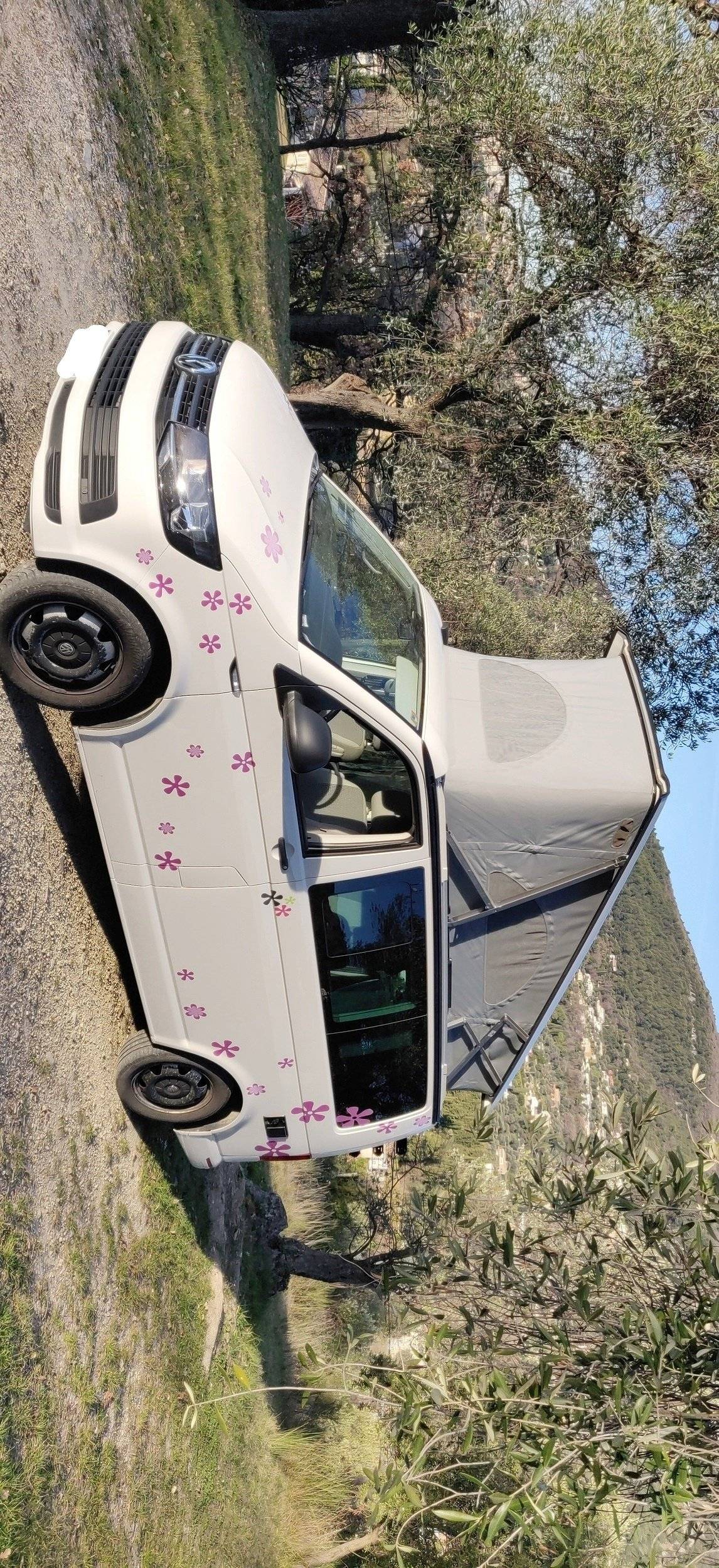 schräge Vorderansicht Volkswagen CALIFORNIA T6 2 l TDI 150 ch - Yescapa