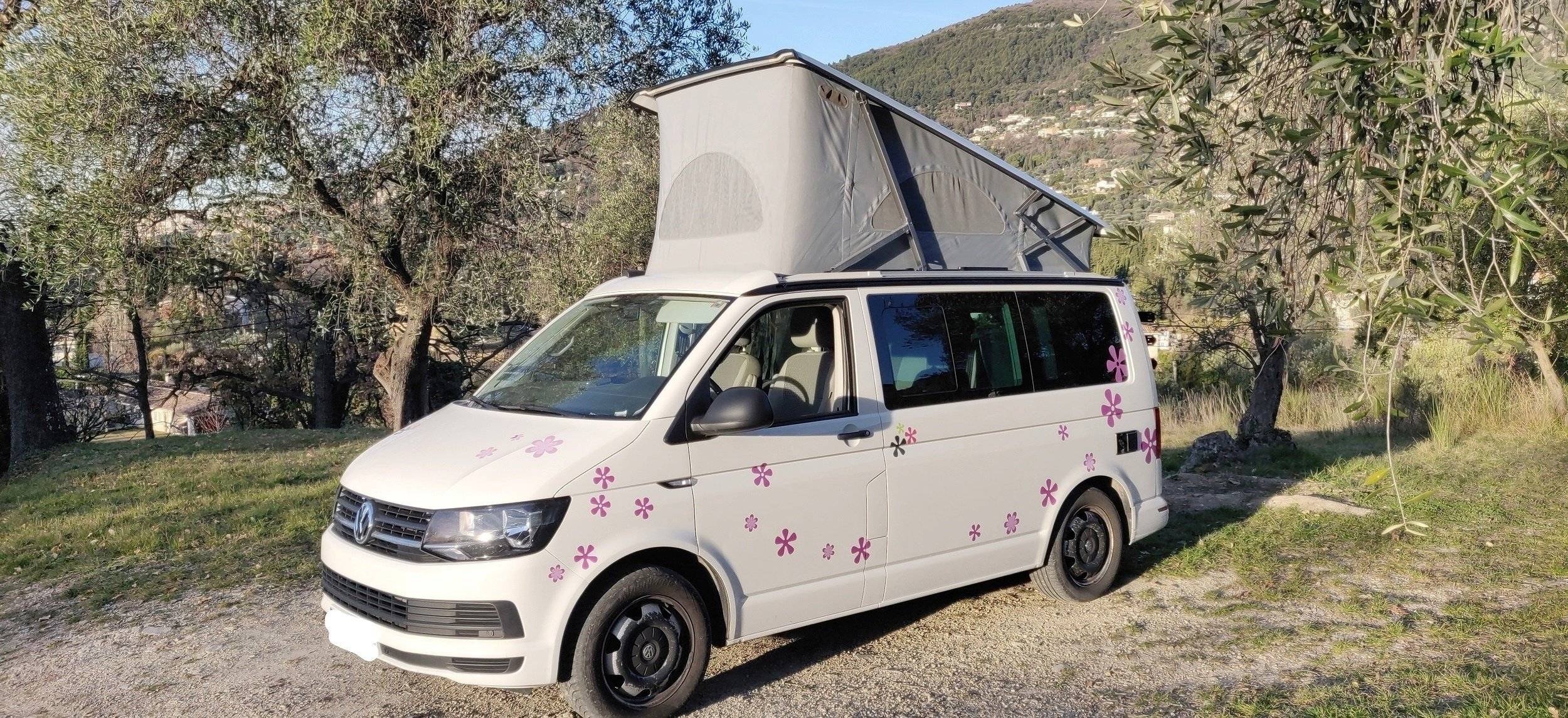 Vista frontale a ¾ Volkswagen CALIFORNIA T6 2 l TDI 150 ch - Yescapa