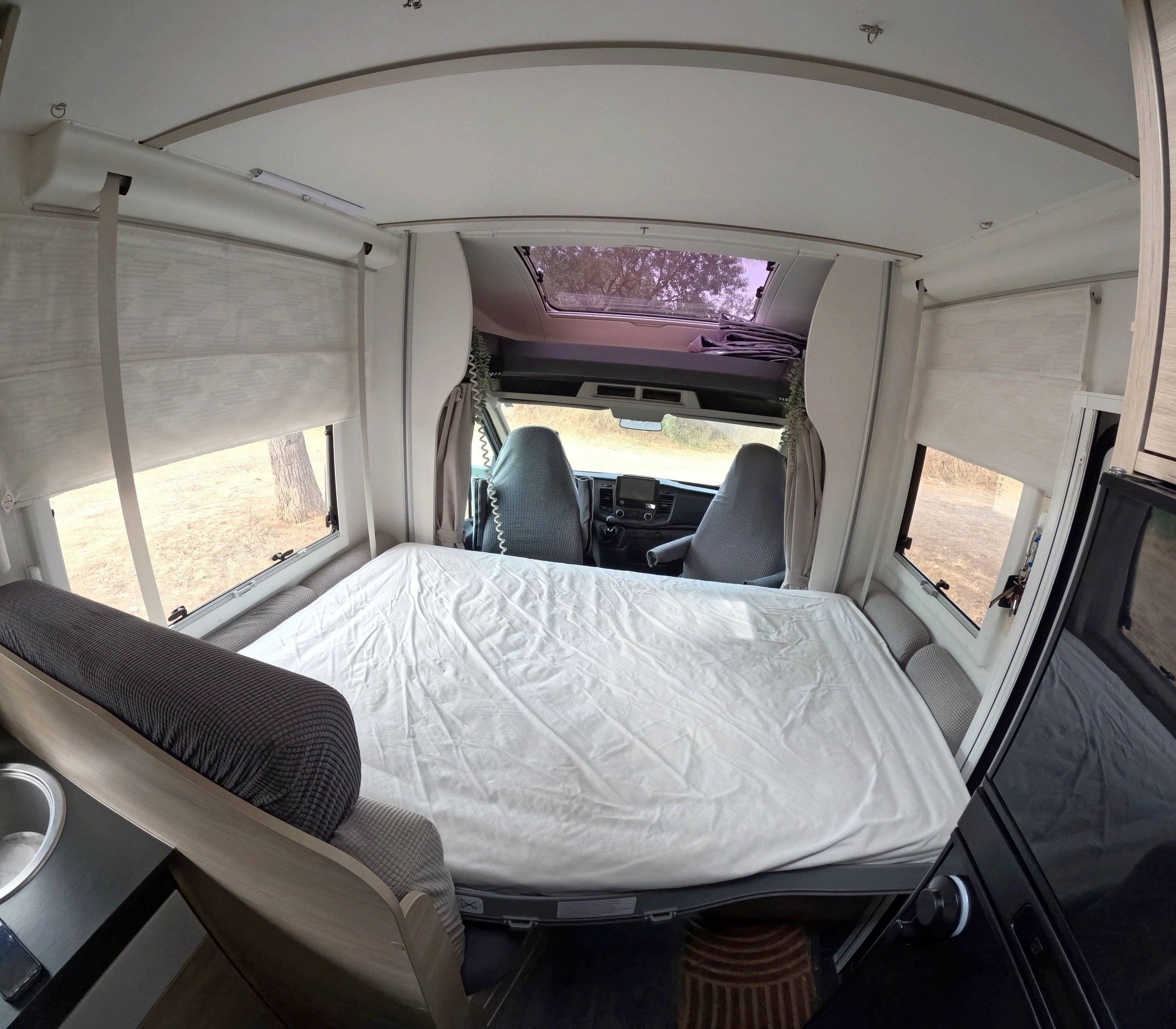 Plazas en cama Ford Ford Challenger Trigano - Yescapa