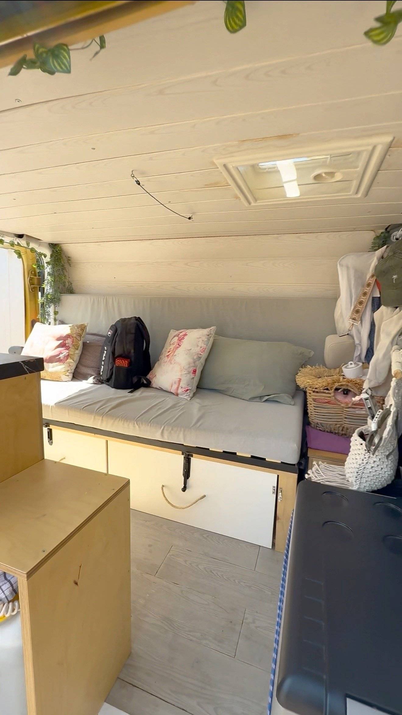 Menjador Renault Trafic DCI 100ch - Yescapa