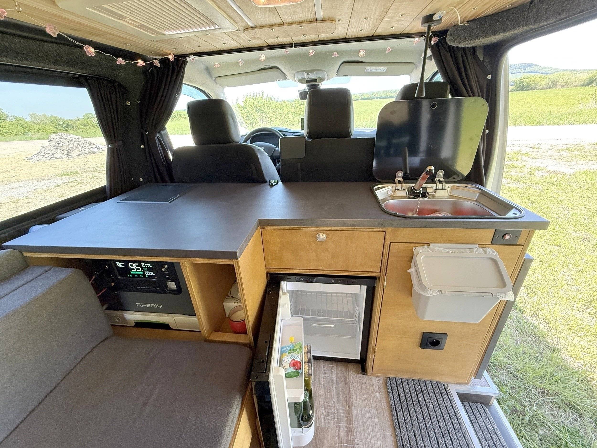 Dining Area Peugeot Expert 2,0l 120ch - Yescapa