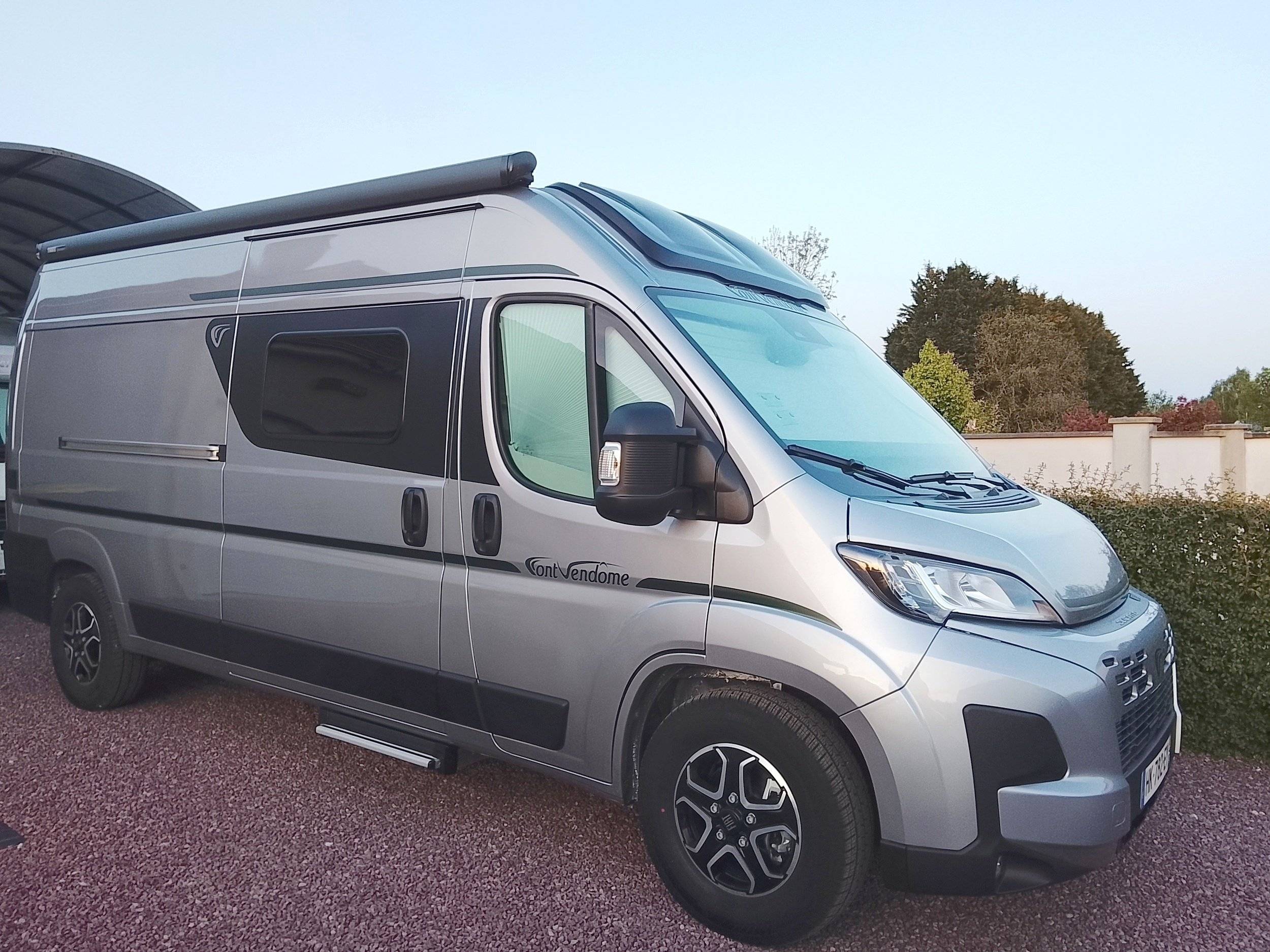 Vista del vehicle angle davanter Fiat Ducato 2,3 l 140 CV - Yescapa