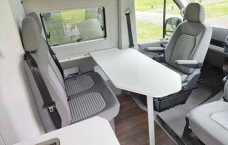 Dining Area Volkswagen - Yescapa