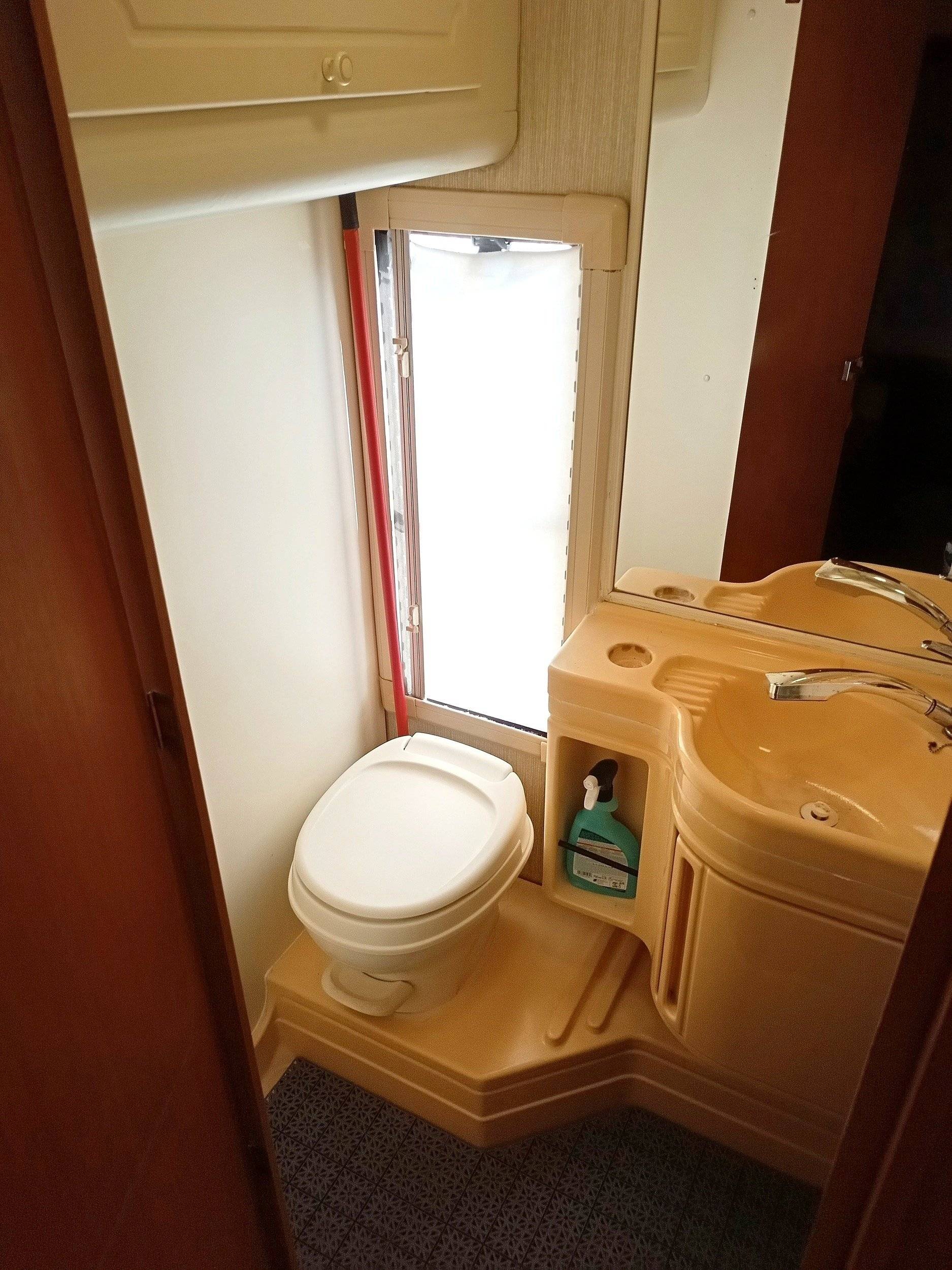 Bathroom / Toilets Peugeot J5 - Yescapa