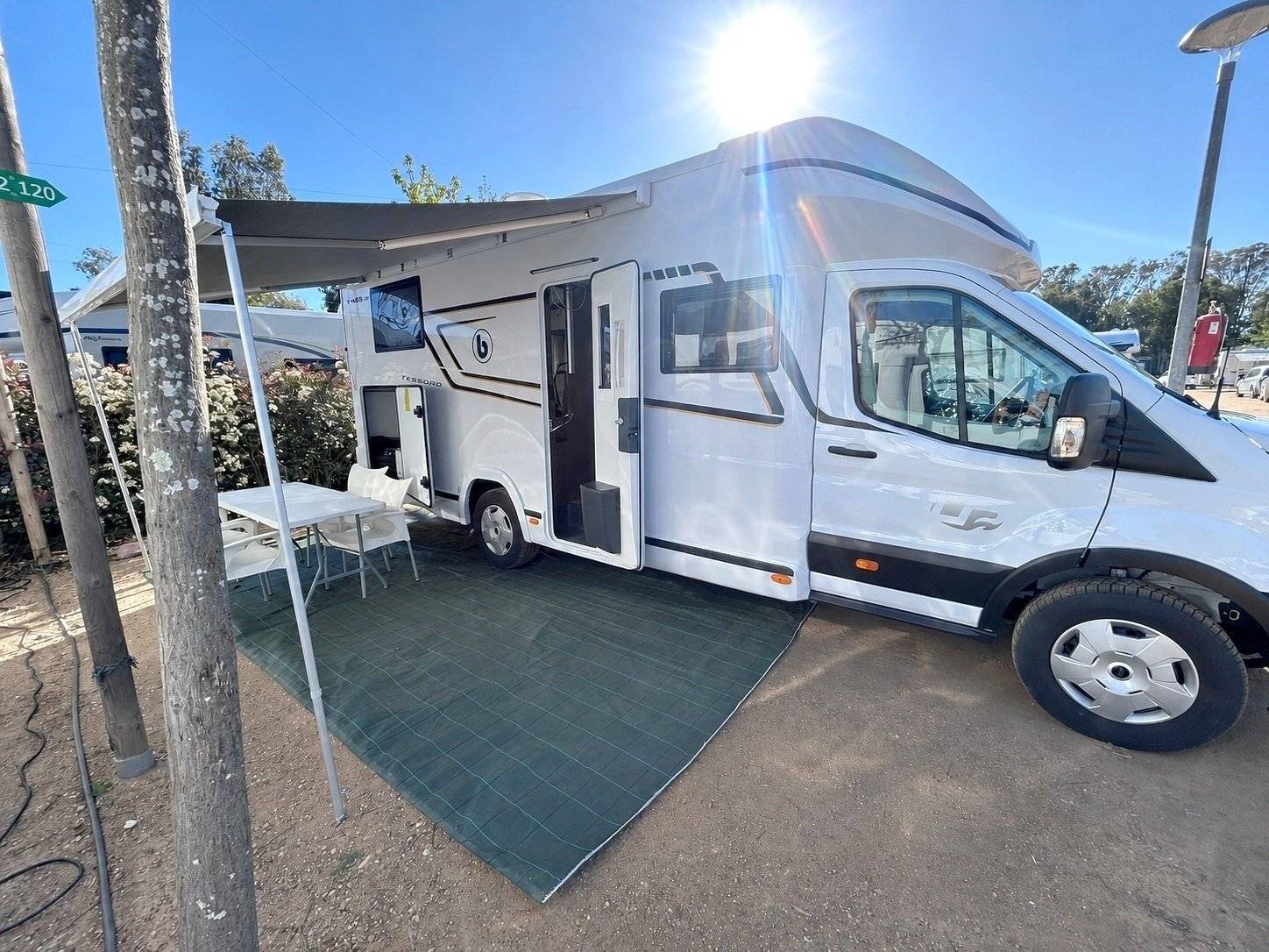 Vista frontale a ¾ Ford Transit 2,0 l 170 ch - Yescapa