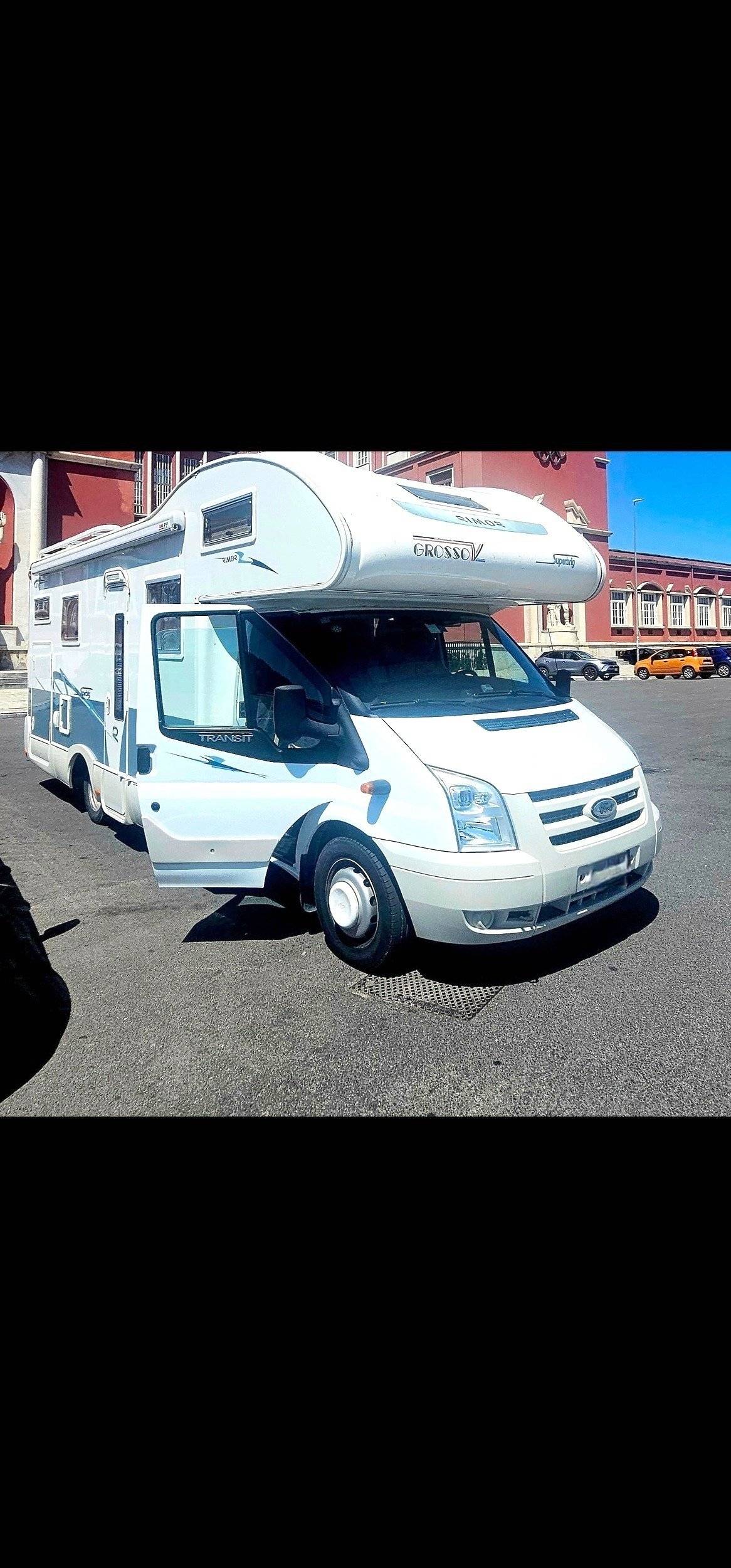 Vista de 3/4 Ford Transit - Yescapa