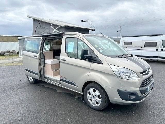 Vue avant de 3/4 Ford Transit 2,0 l 130 ch - Yescapa